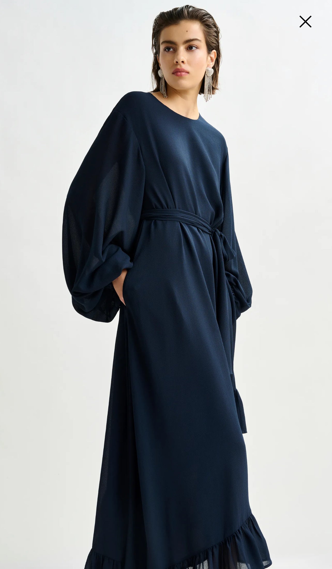 Essentiel antwerp abito lungo blu navy con orlo asimmetrico a balze e cinta Iflower vestibilita’ over