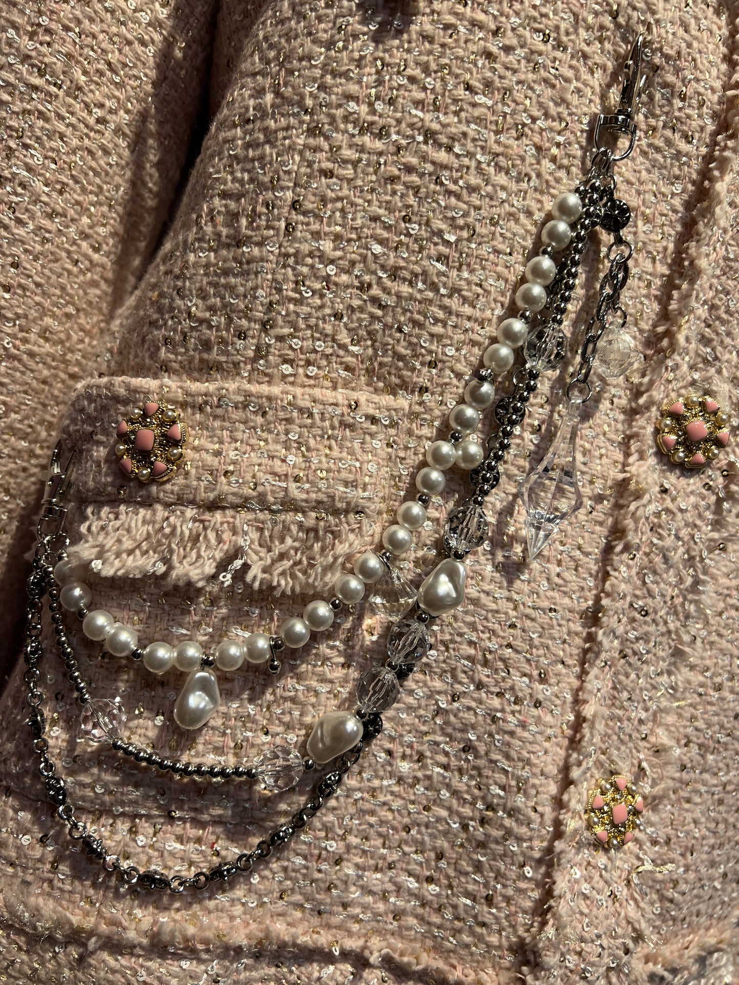 ABpink🩷 giacca in tweed boucle’ rosa con applicazioni spille e pon pon rosa