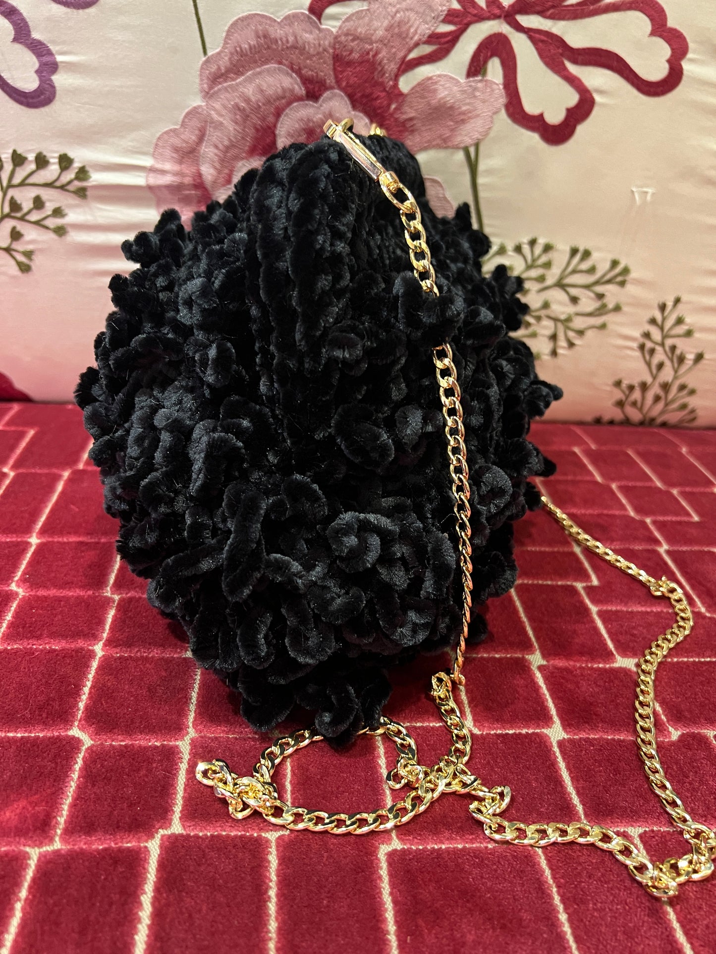 Clutch con tracollina dorata in ciniglia nera