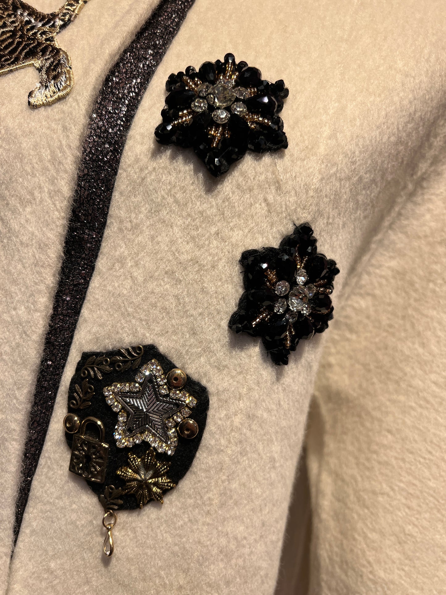 ABpink 🩷cappotto panna sfoderato con frange e sciarpa rimovibile, con patch cristalli e tigri