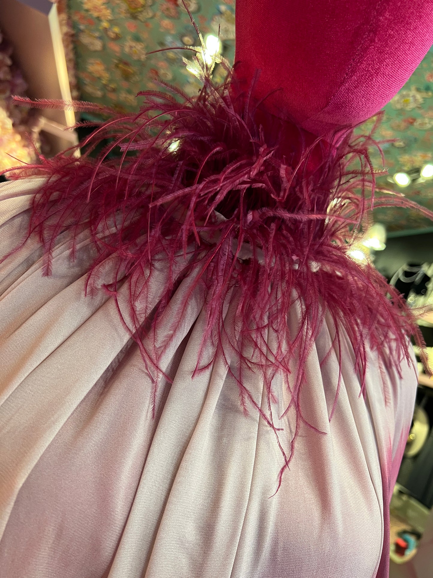 Dahlo blusa drappeggiata collo con piume rosa boreale