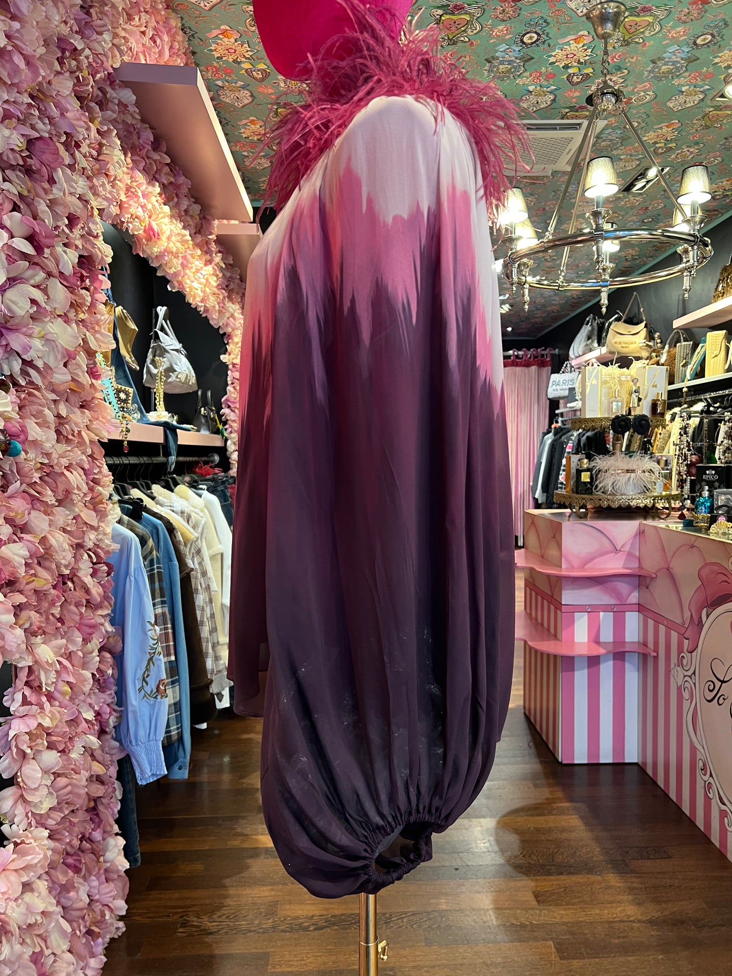 Dahlo blusa drappeggiata collo con piume rosa boreale