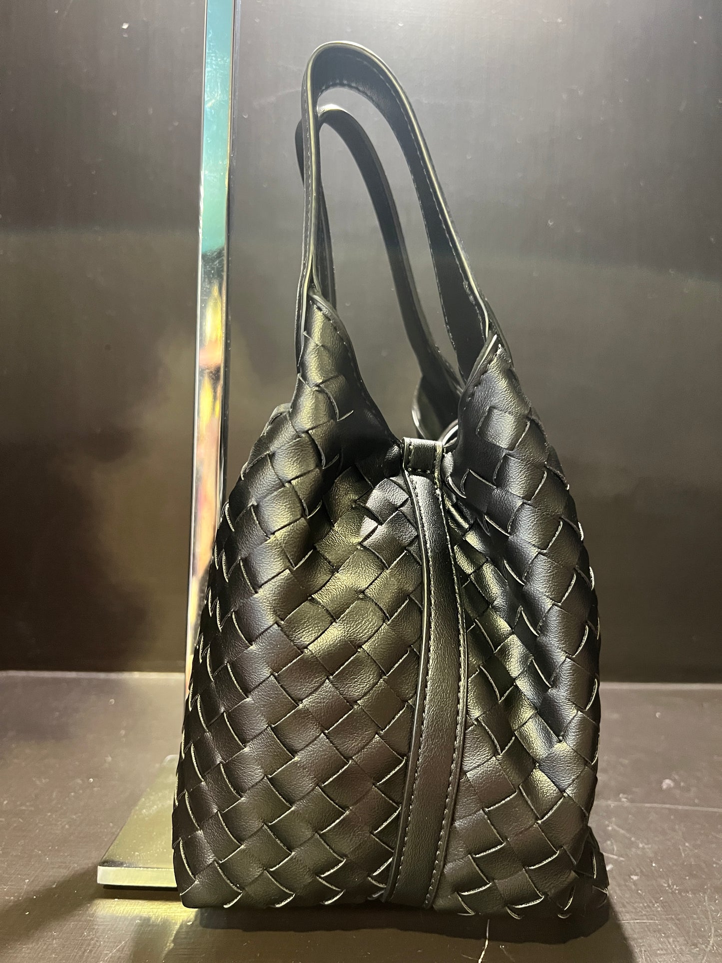Borsa ecopelle nera con lavorazione ad intreccio e tracolla