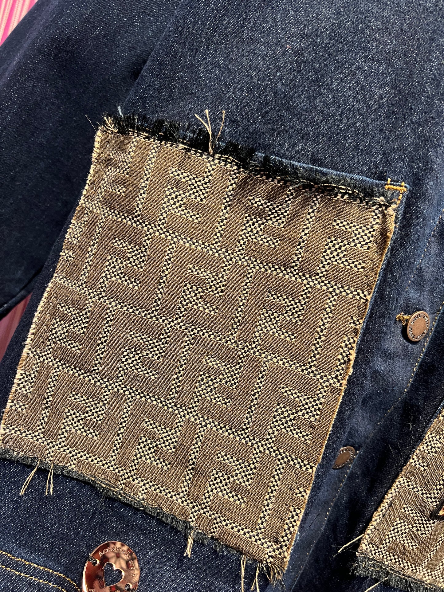 ABpink 🩷 giacca denim con cintura patch royal love e fiore perline