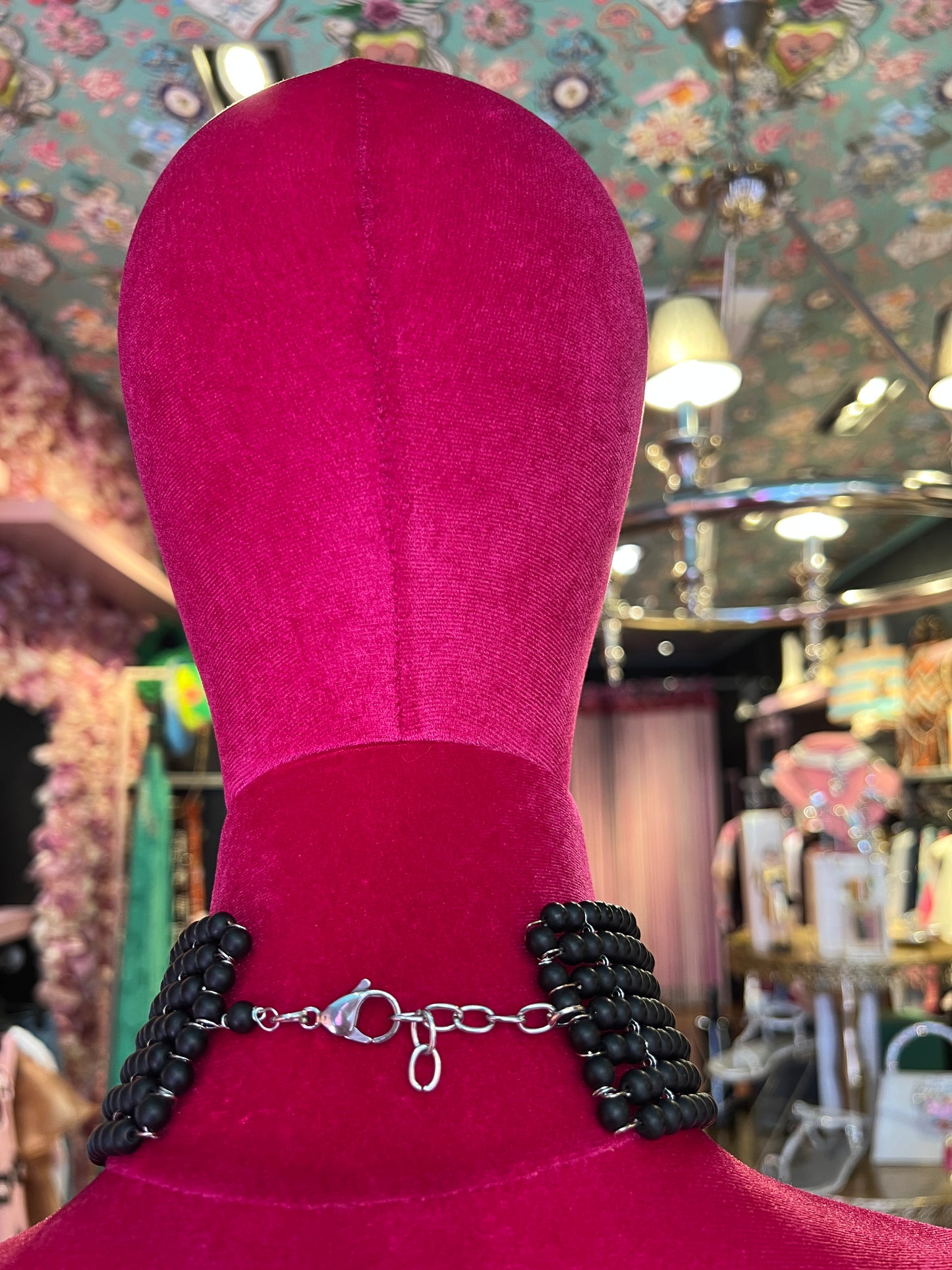Manuela Ajo’ creazioni choker cristalli neri opachi con spille mezza luna e stelle strass