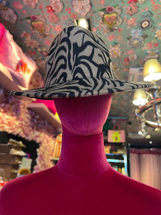 Love & roses cappello motivo zebrato beige e nero