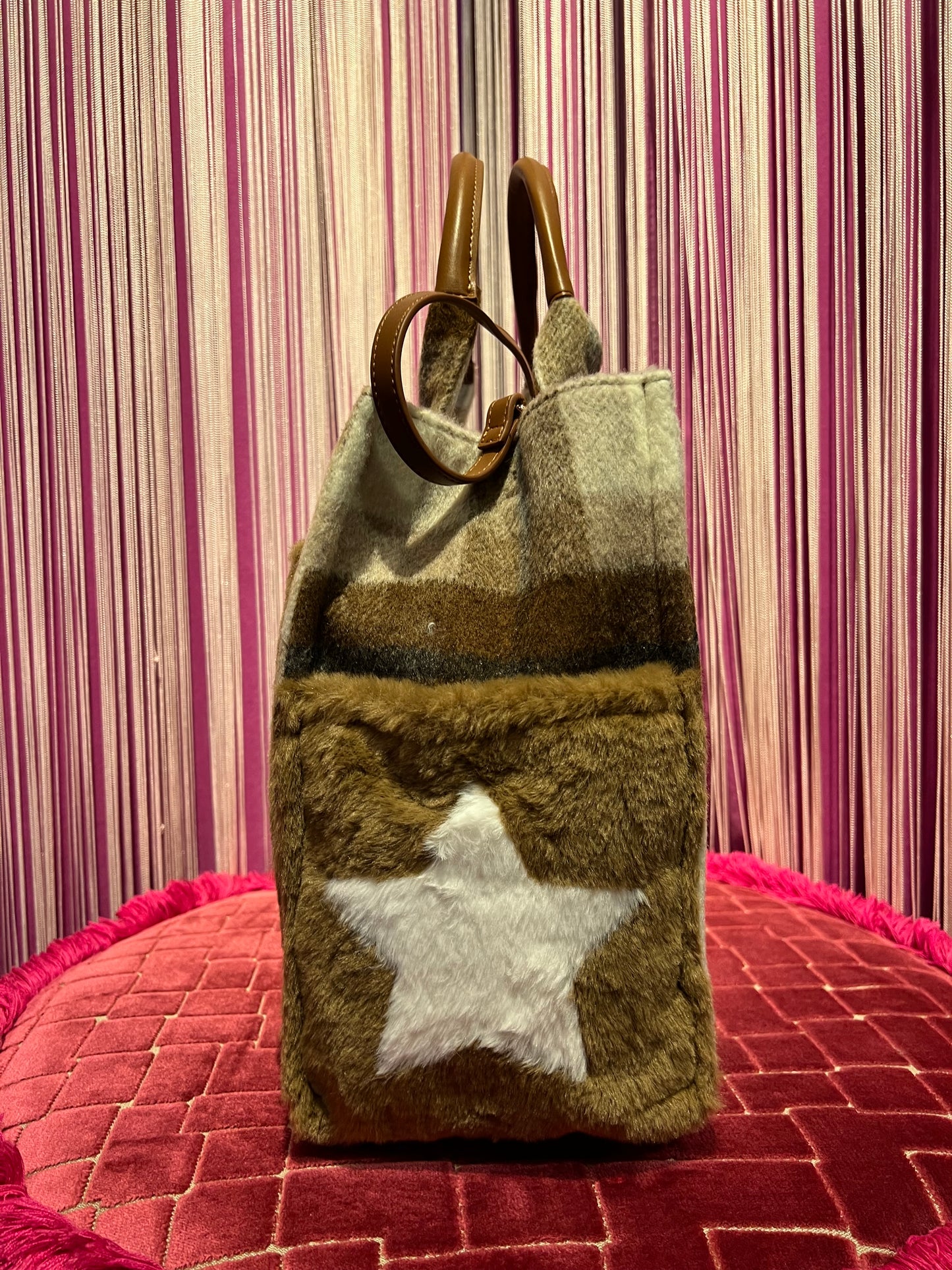 Rue Madam borsa due manici con tracolla fantasia tartan panna / marrone con tasche esterne pelliccia ecologica