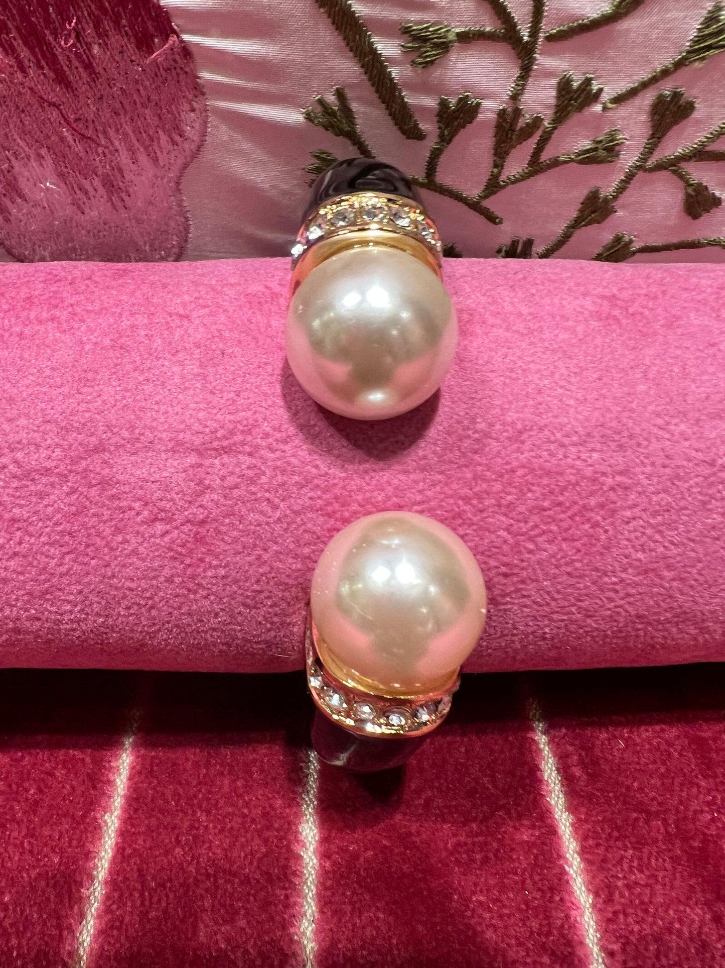 Bracciale nero con perle e strass