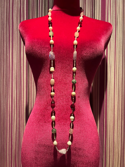 Collana pietre dure color glicine, perle barocche e pietre sferiche borgogna e verde salvia