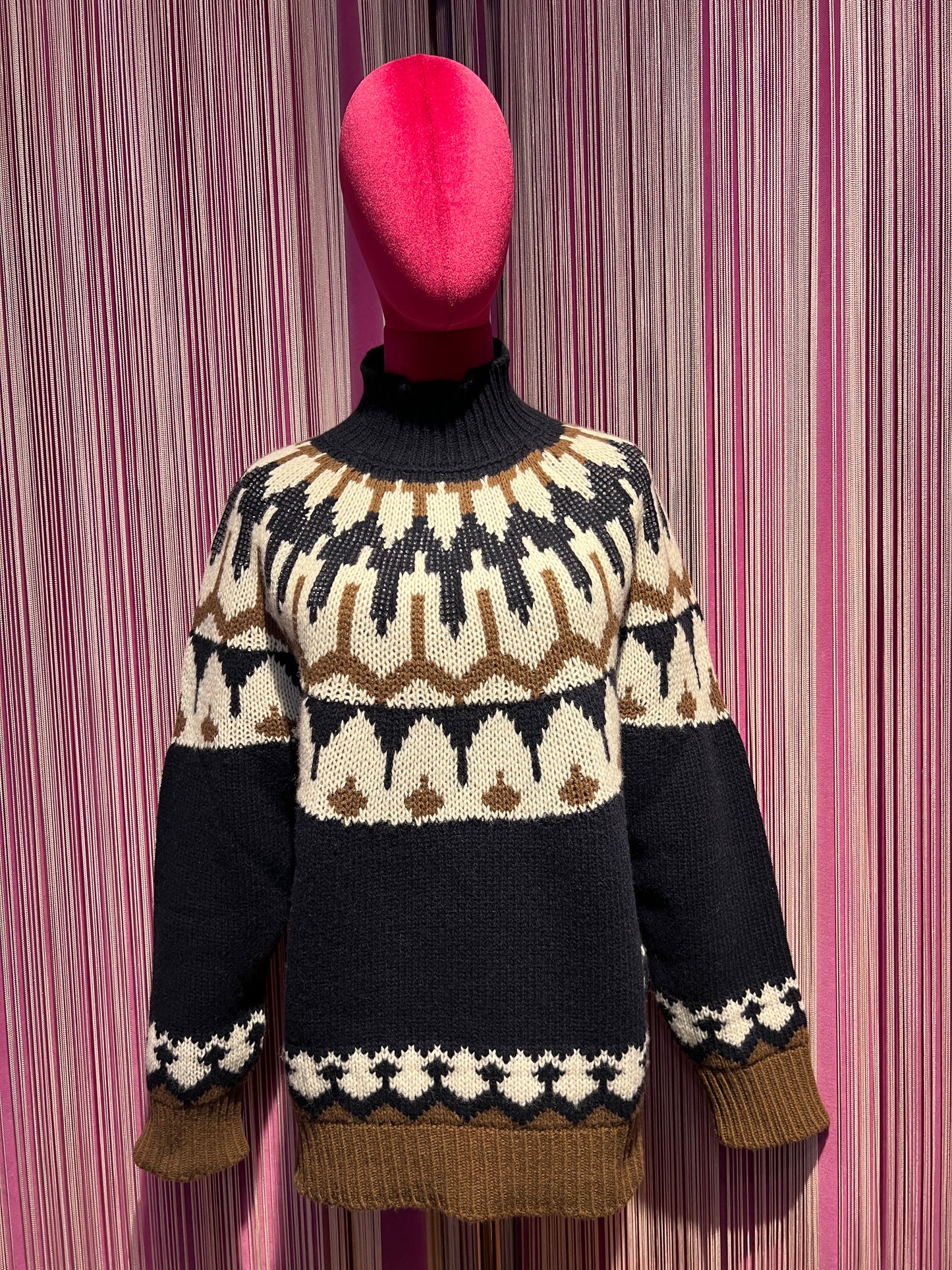 Ermanno Scervino maglia collo alto con motivi geometrici su sfondo blu e decorazioni cristalli