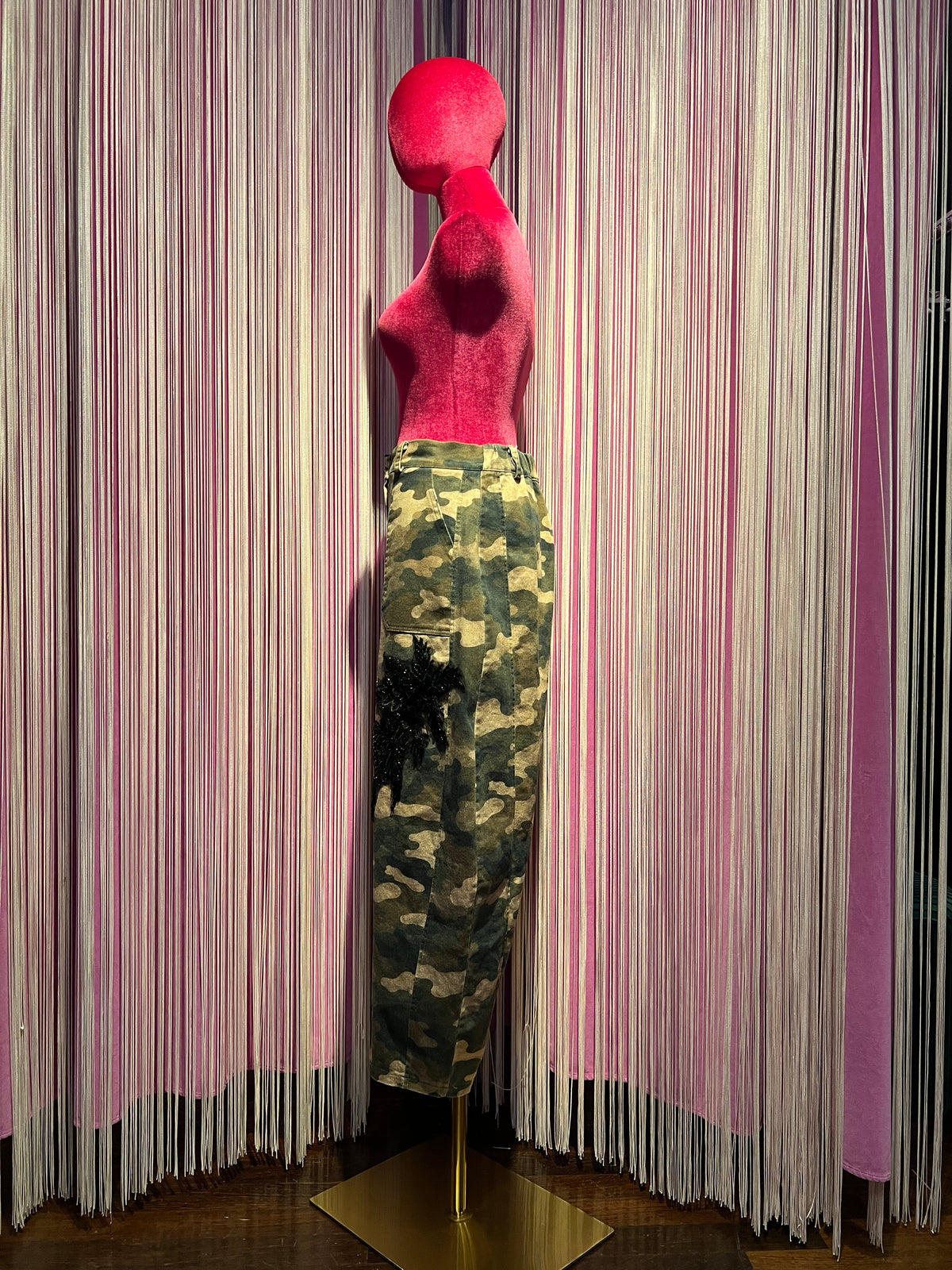 The room pantalone camouflage con patch ramage nero di paillettes