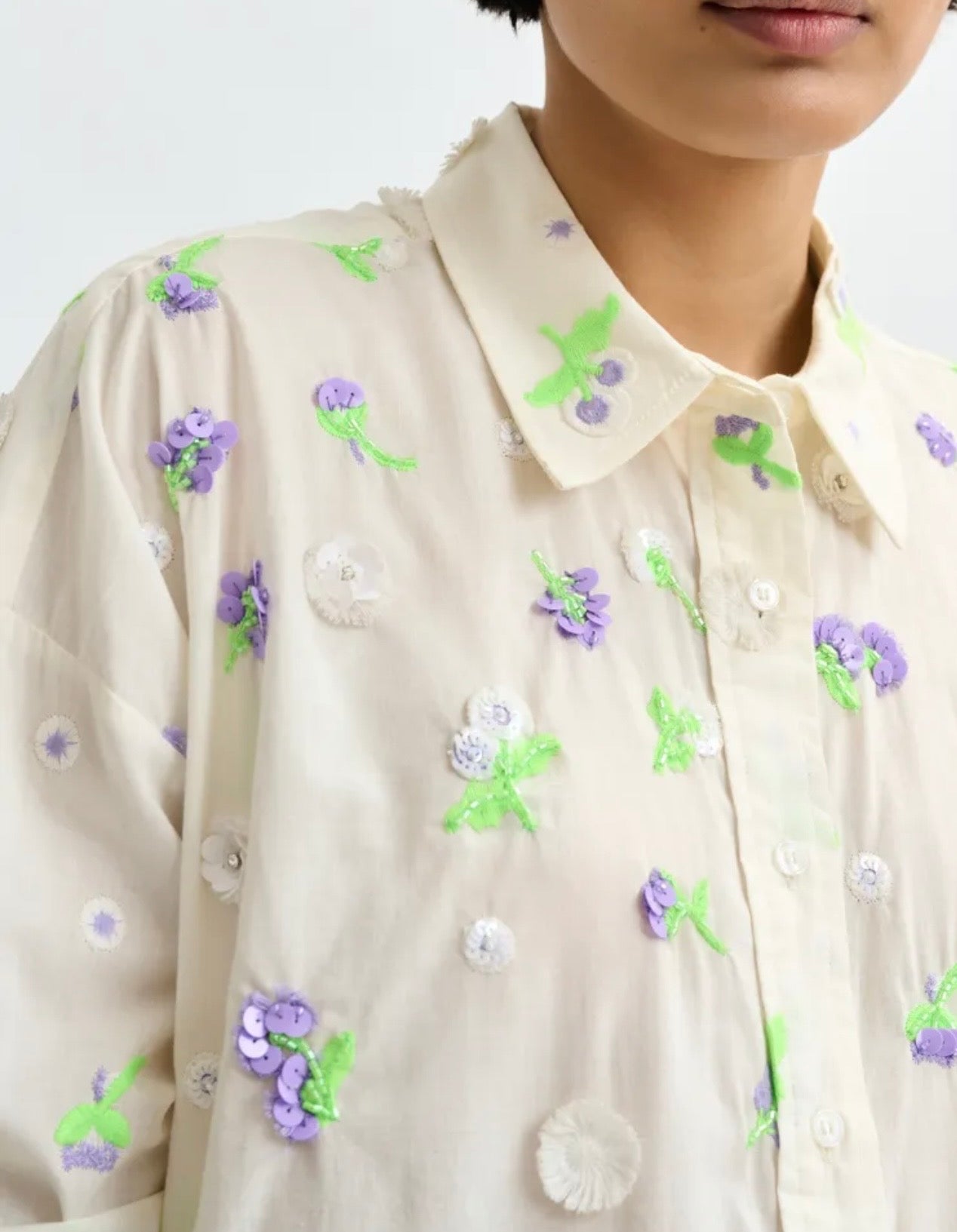Essentiel antwerp camicia avorio con decorazione floreale in paillettes strass e perline viola e verdi
