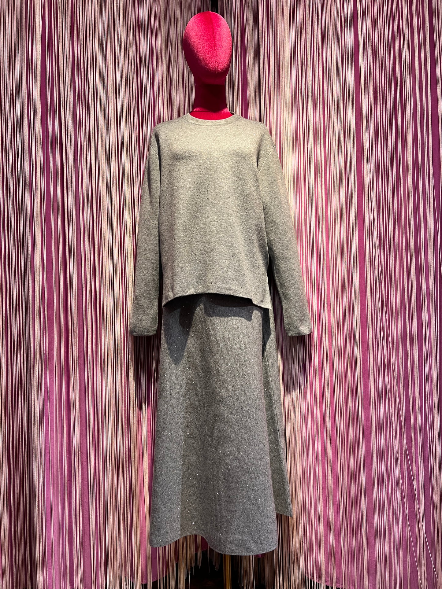 The room completo grigio con decorazioni micro cristalli maglia e gonna lunga svasata con elastico in vita