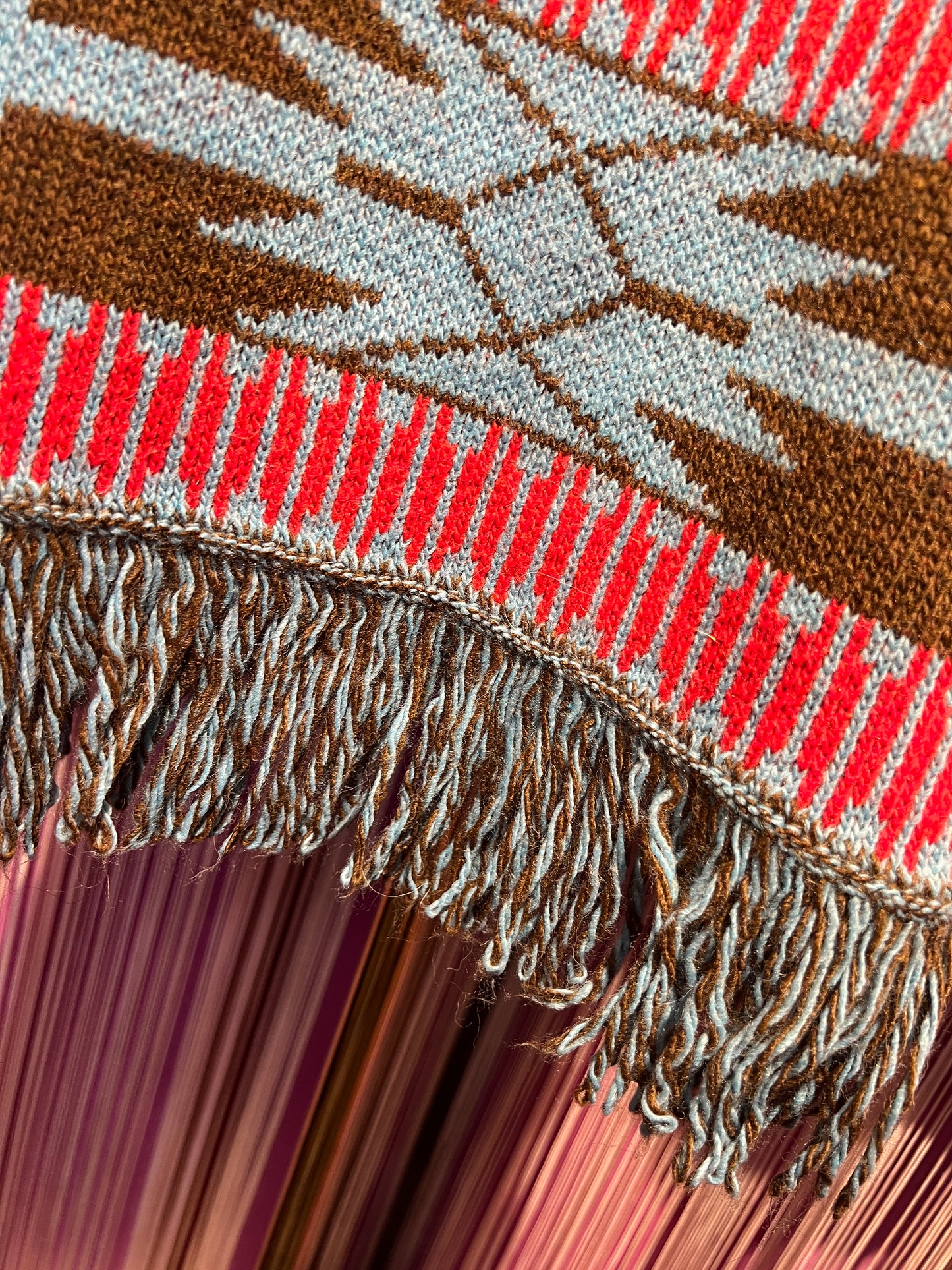 Colour market maglia jacquard con frangia e Swarovski marrone turchese e rosso