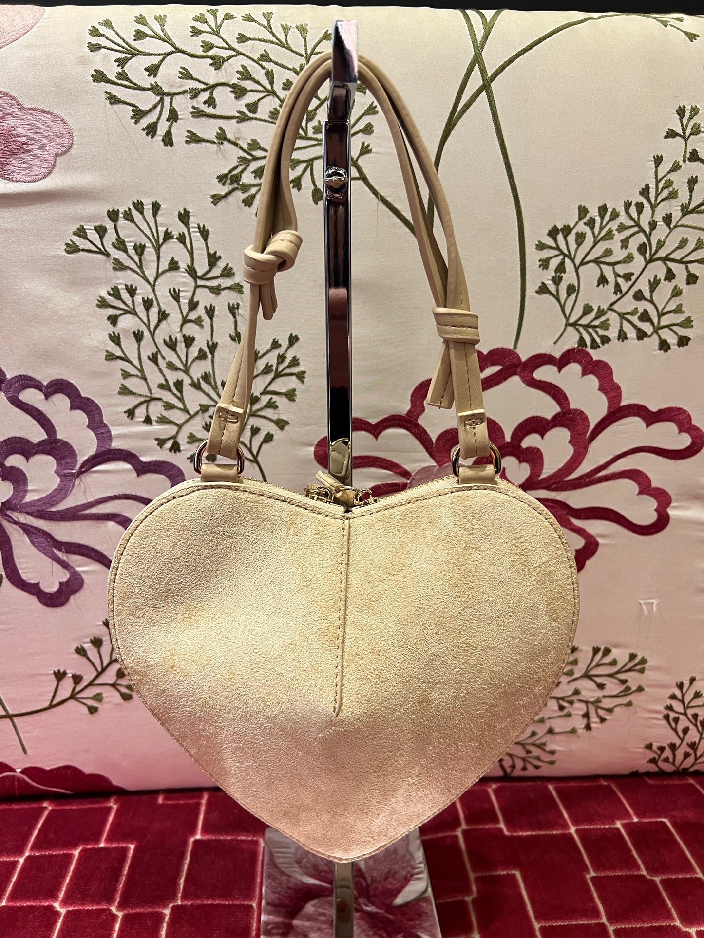 Borsa a forma di cuore con borchie scamosciata con tracolla crema