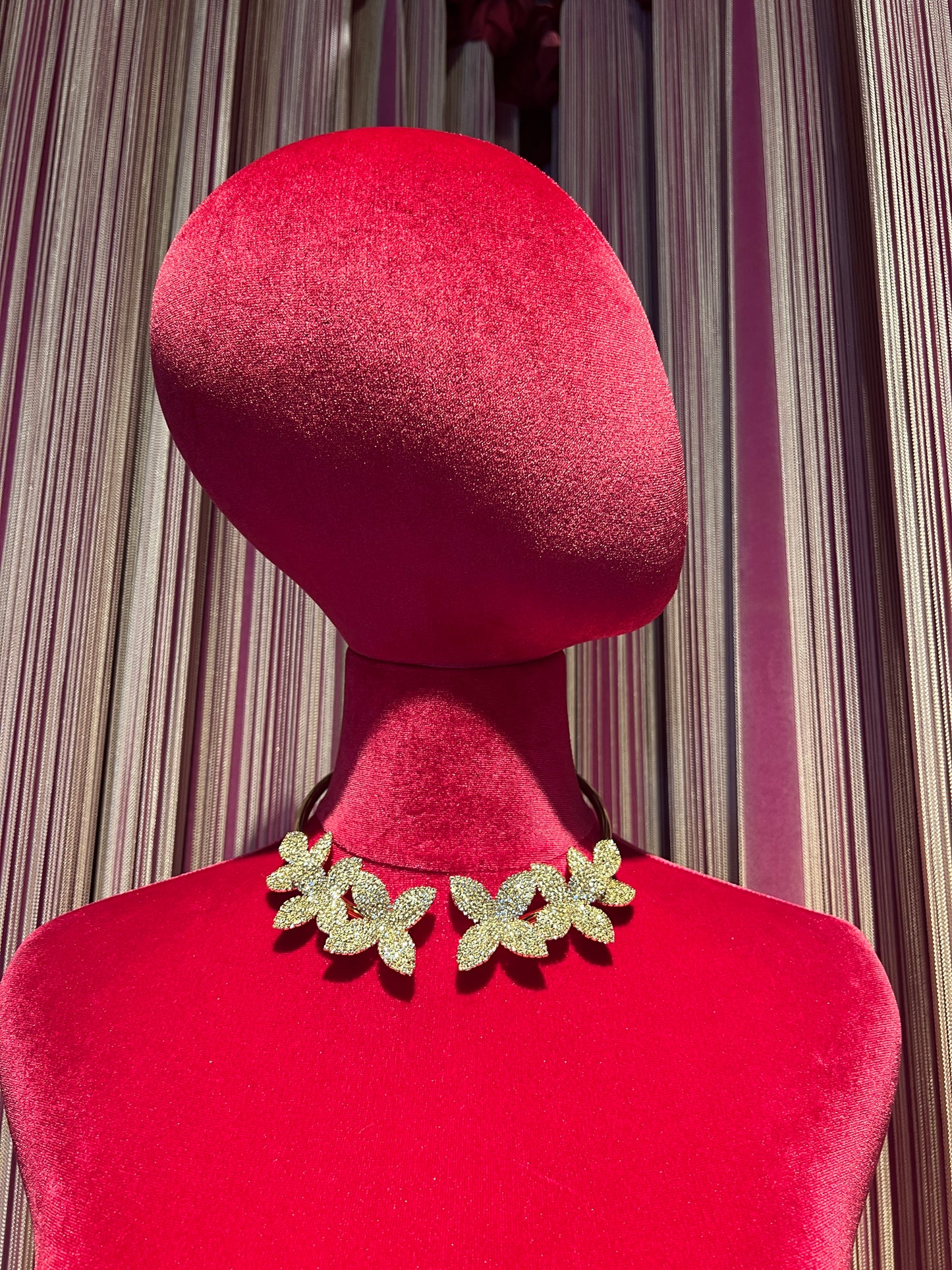 Choker dorato con fiori strass