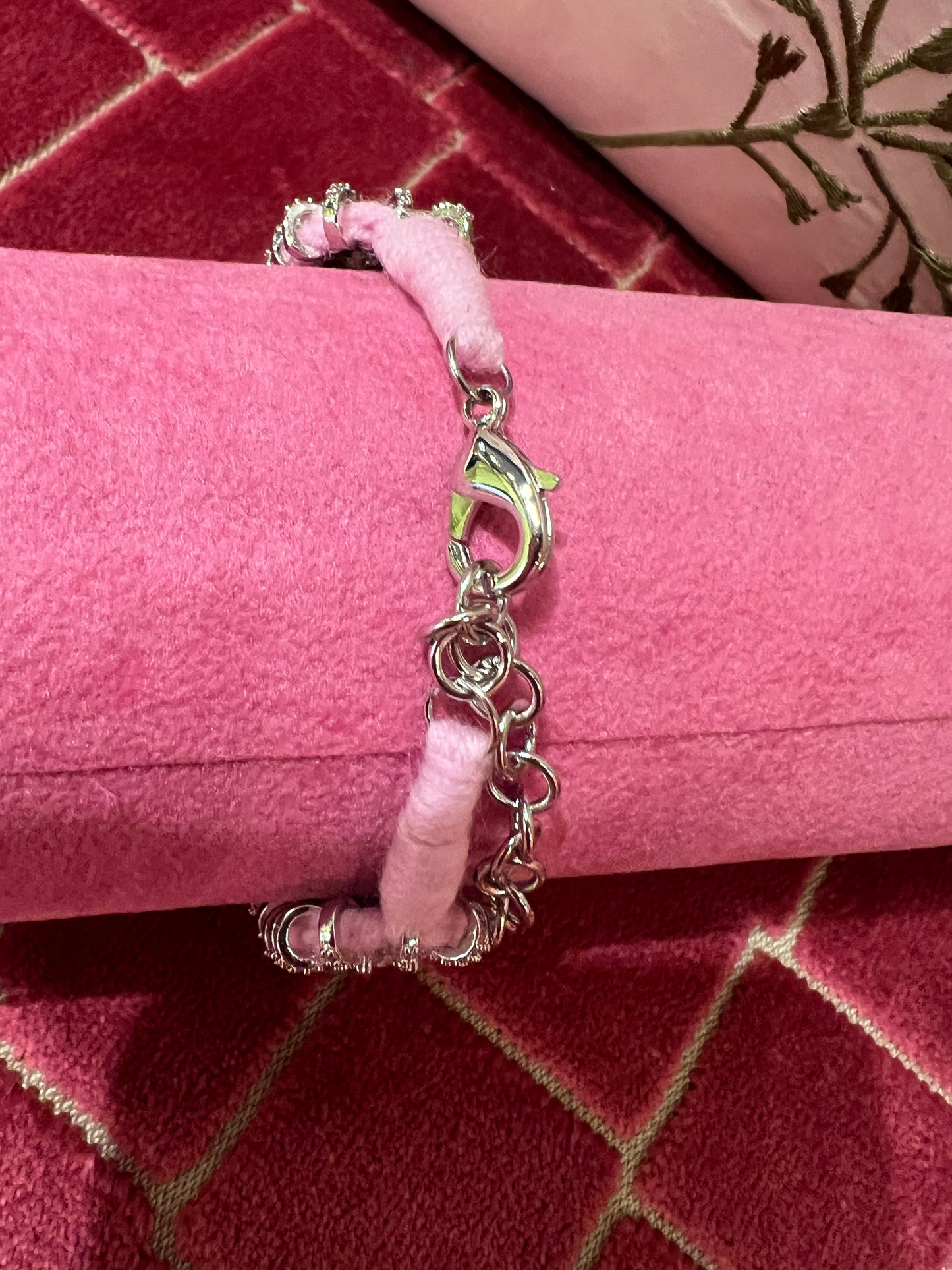 Bracciale regolabile in pavé di cristalli e pietre rosa montato su cordoncino rosa
