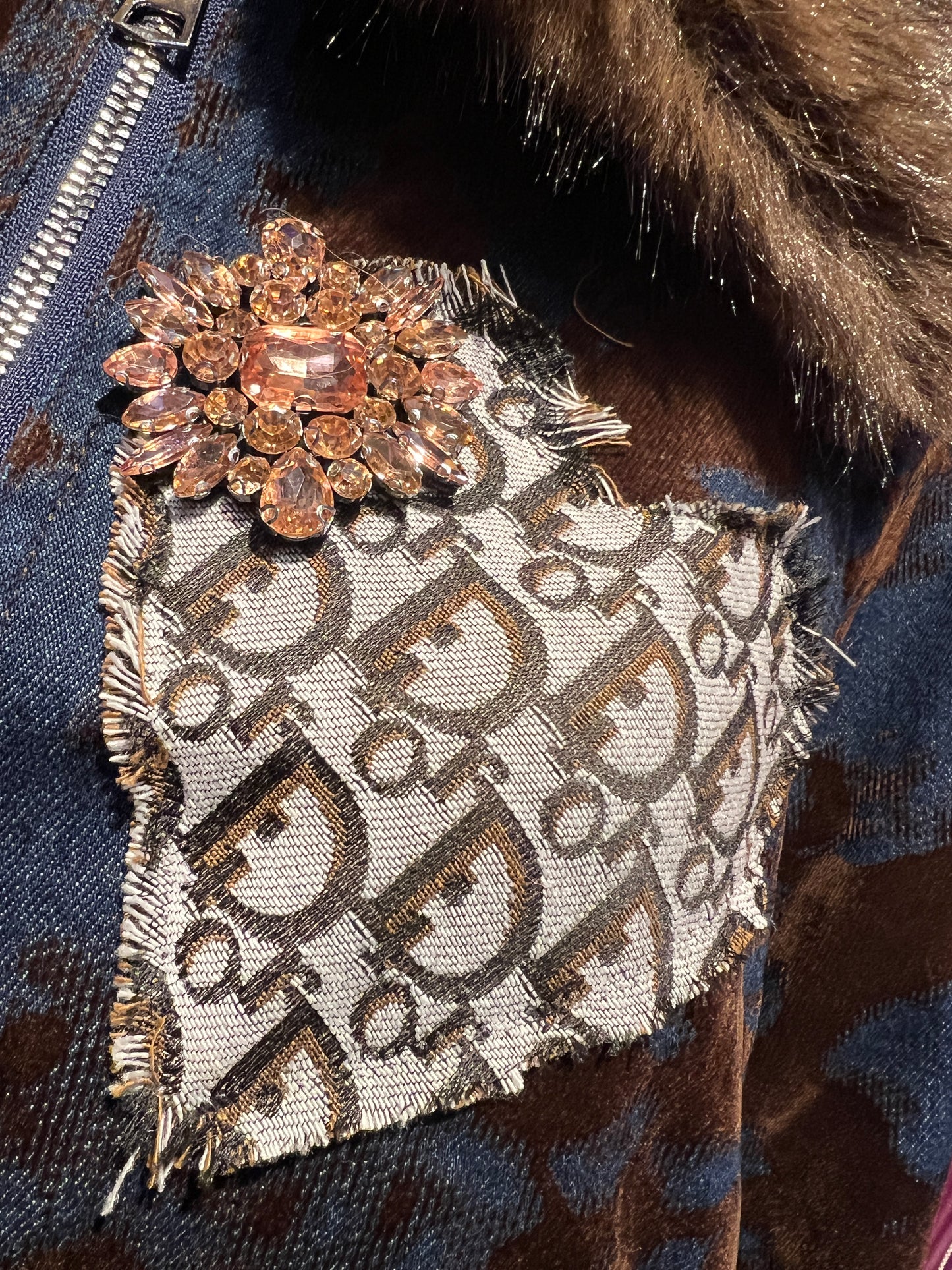 ABpink 🩷vellutina.giubbino velluto con interno in ecopelliccia ,colletto rimovibile, applicazioni patch teddy in micro paillettes , teddy in tessuto e patch cristalli