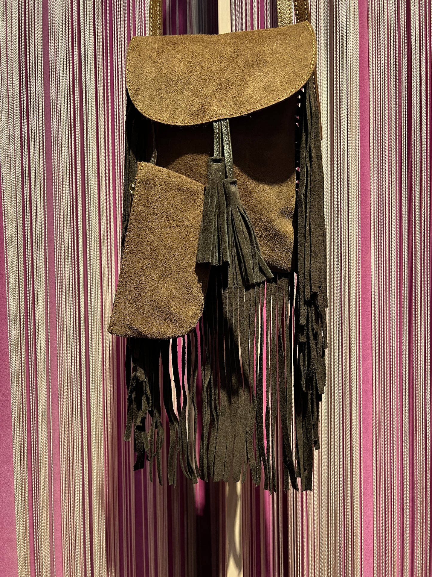 Love & roses borsa tracollina in suede con frange , nappina e mini pochette , colore marrone