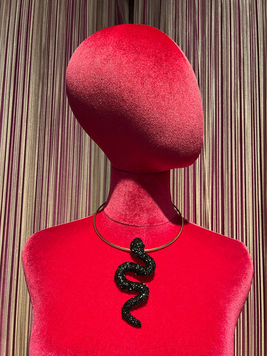 Collarino rigido oro con serpente nero