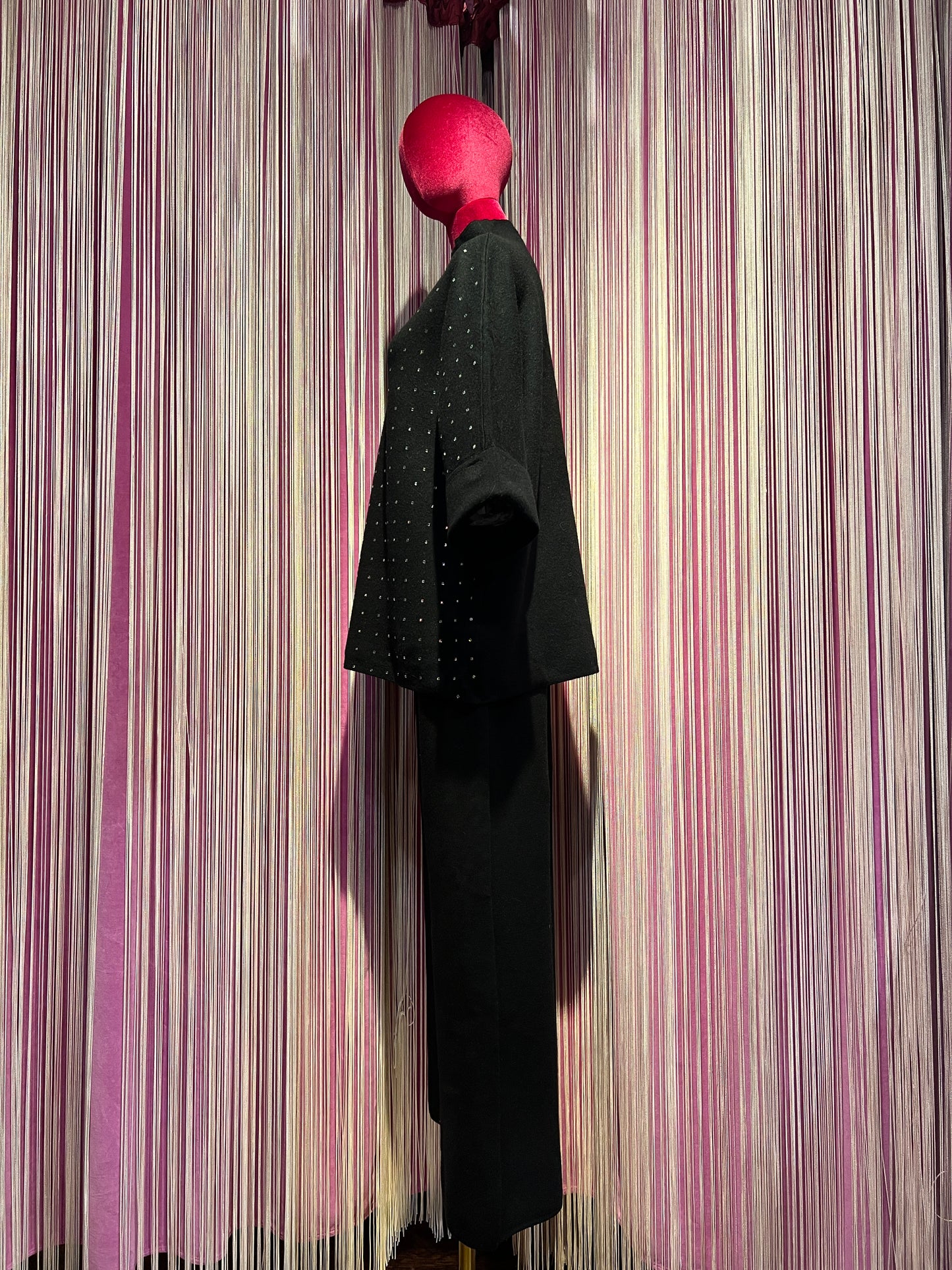 The Room completo nero maglia con cristalli collo a cratere e maniche a 3/4, pantalone palazzo con elastico in vita