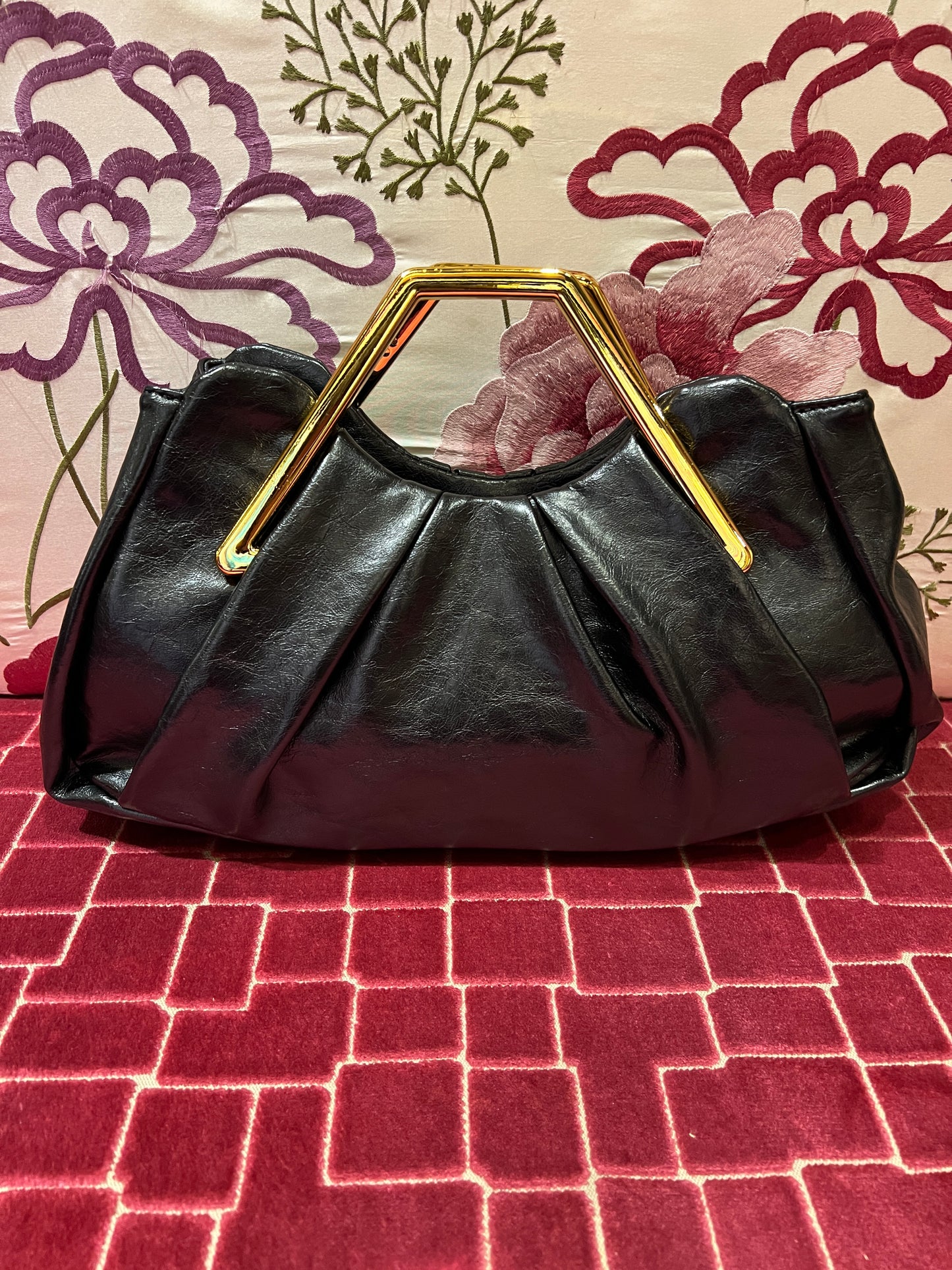 Borsa manico rigido effetto metallico color oro tracollina , ecopelle nera