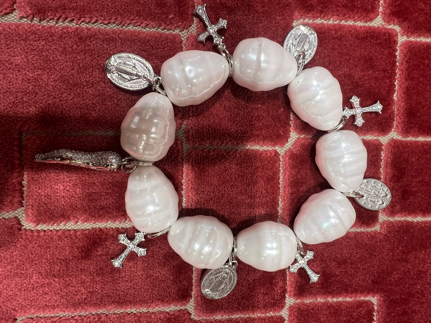Manuela Ajo’ creazioni bracciale perle barocche e charms argentati cornetto croci medagliette elastico