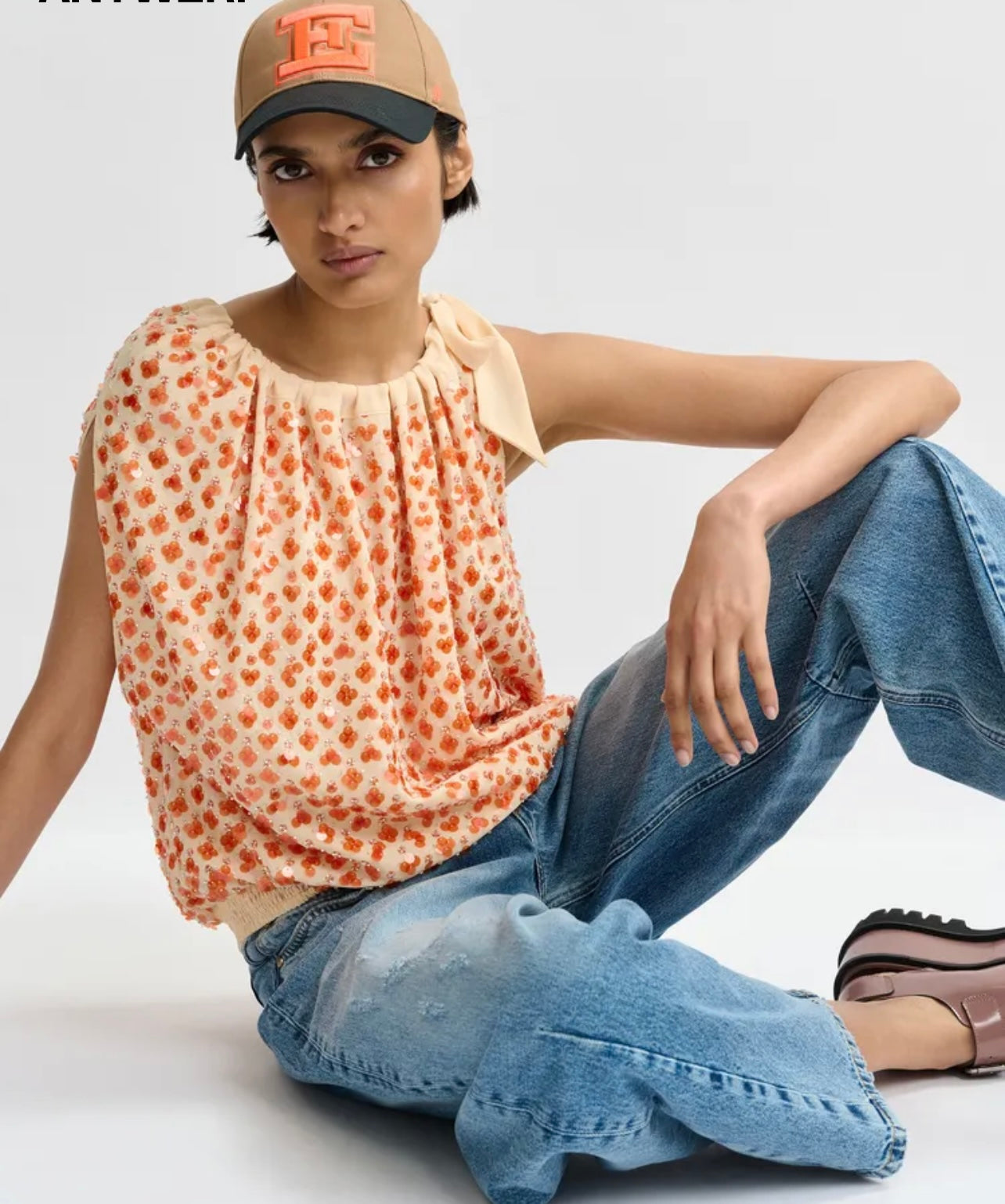 Essentiel antwerp -40% di sconto top asimmetrico arancione impreziosito da paillettes con nastro da annodare al collo