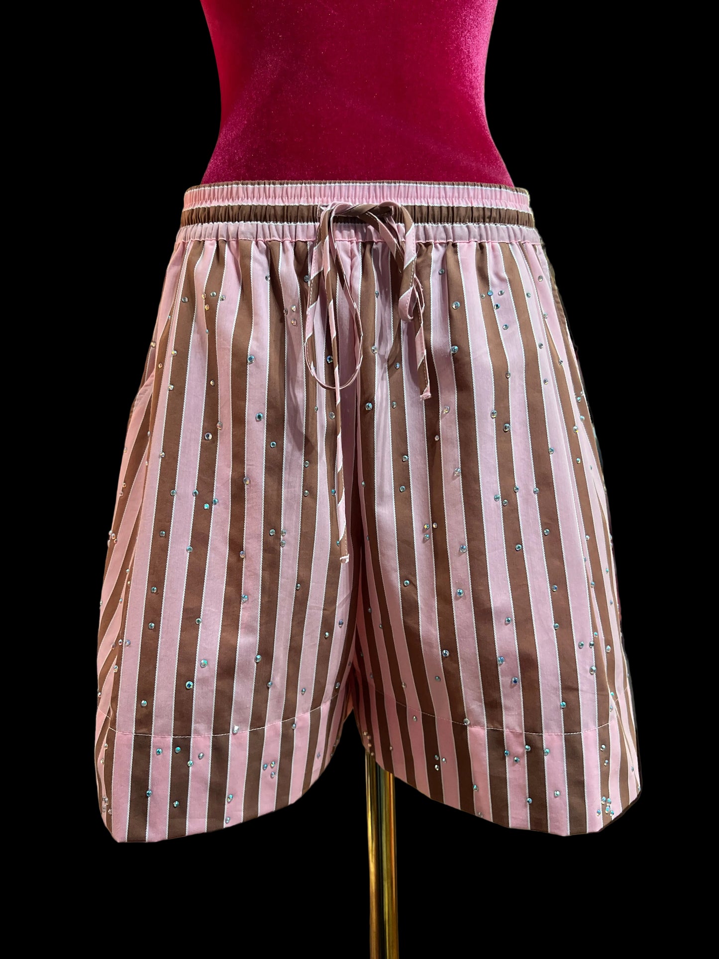 Essentiel antwerp completo camicia e short con elastico in vita , misto cotone ,fantasia righe rosa e marrone con decorazioni strass