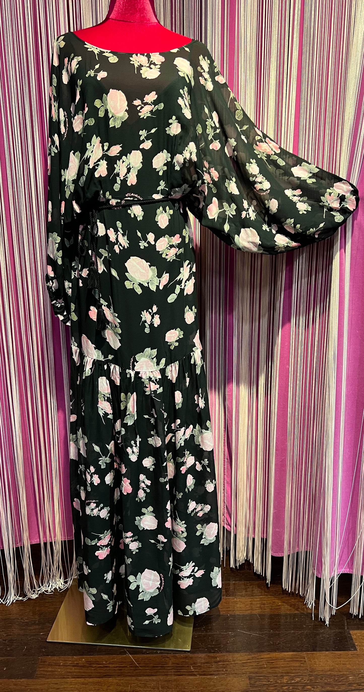 Ermanno Scervino abito lungo fantasia fondo nero con rose rosa manica baloon