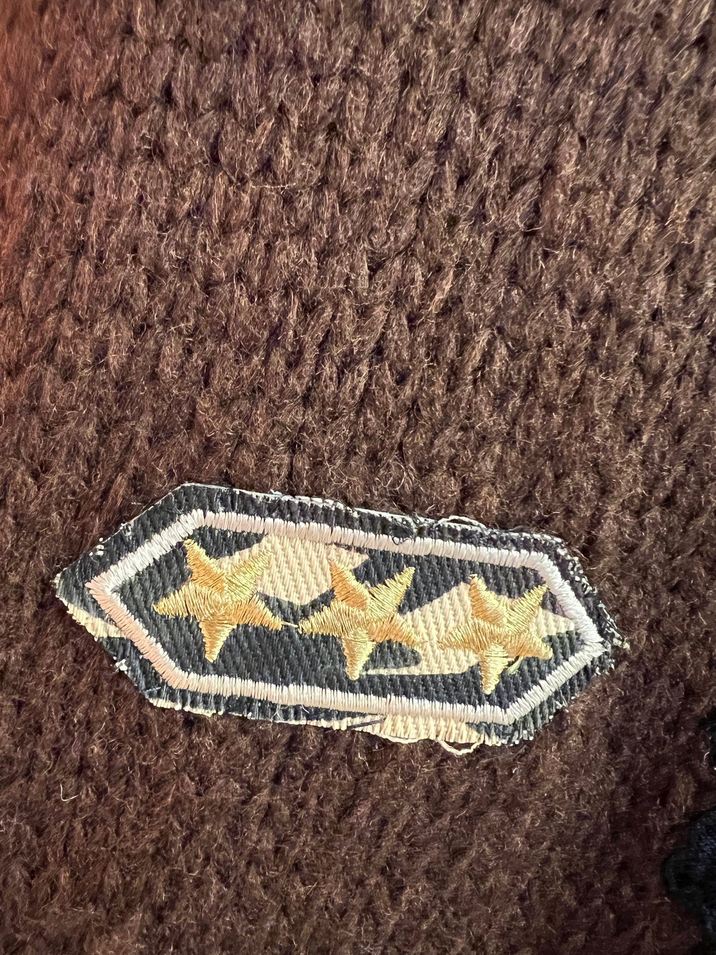 ABpink 🩷maglia over cioccolato con profili grigi, patch mostrine militari e ramage ecopelle