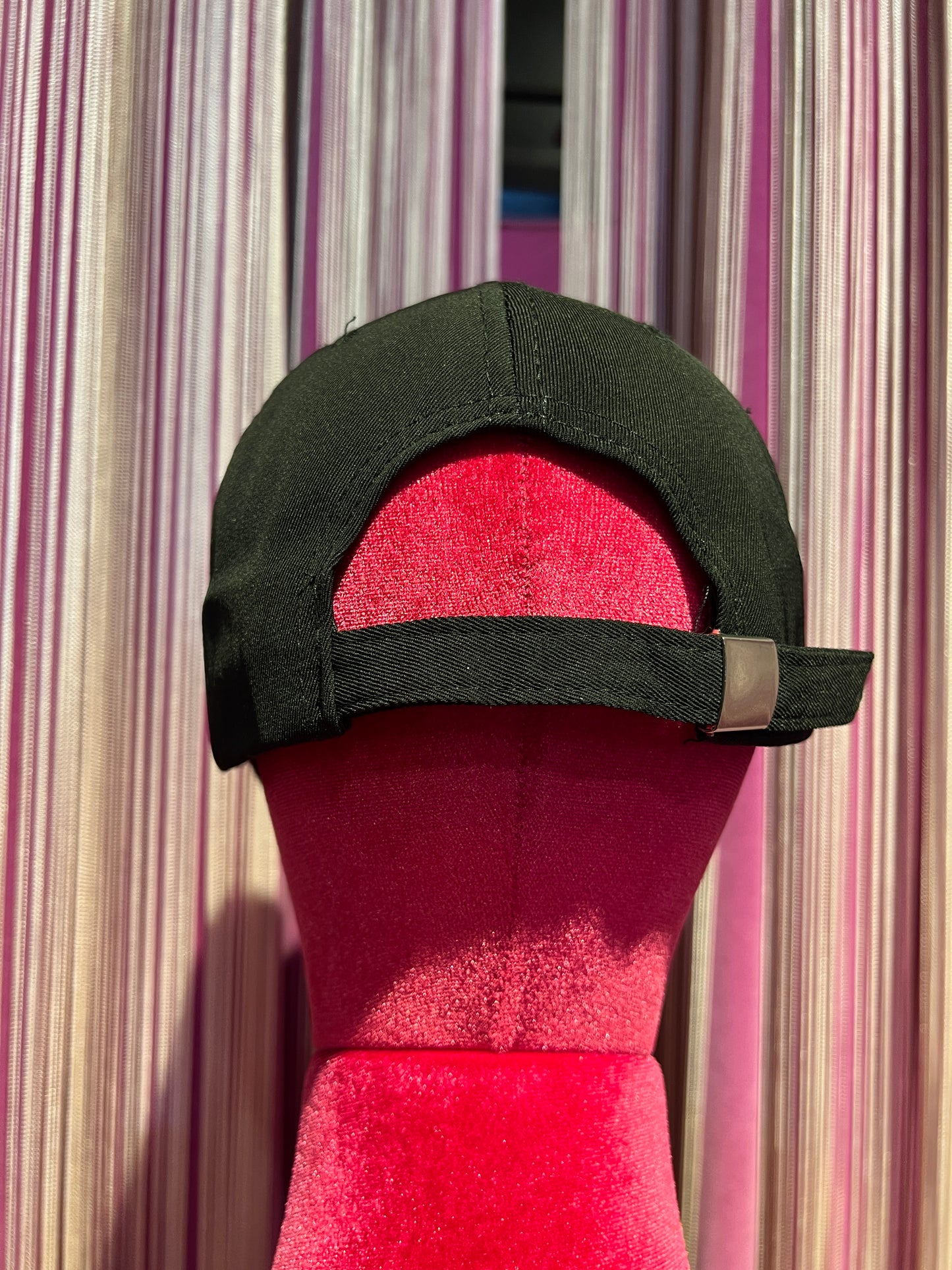 Cappello con visiera nero con applicazione