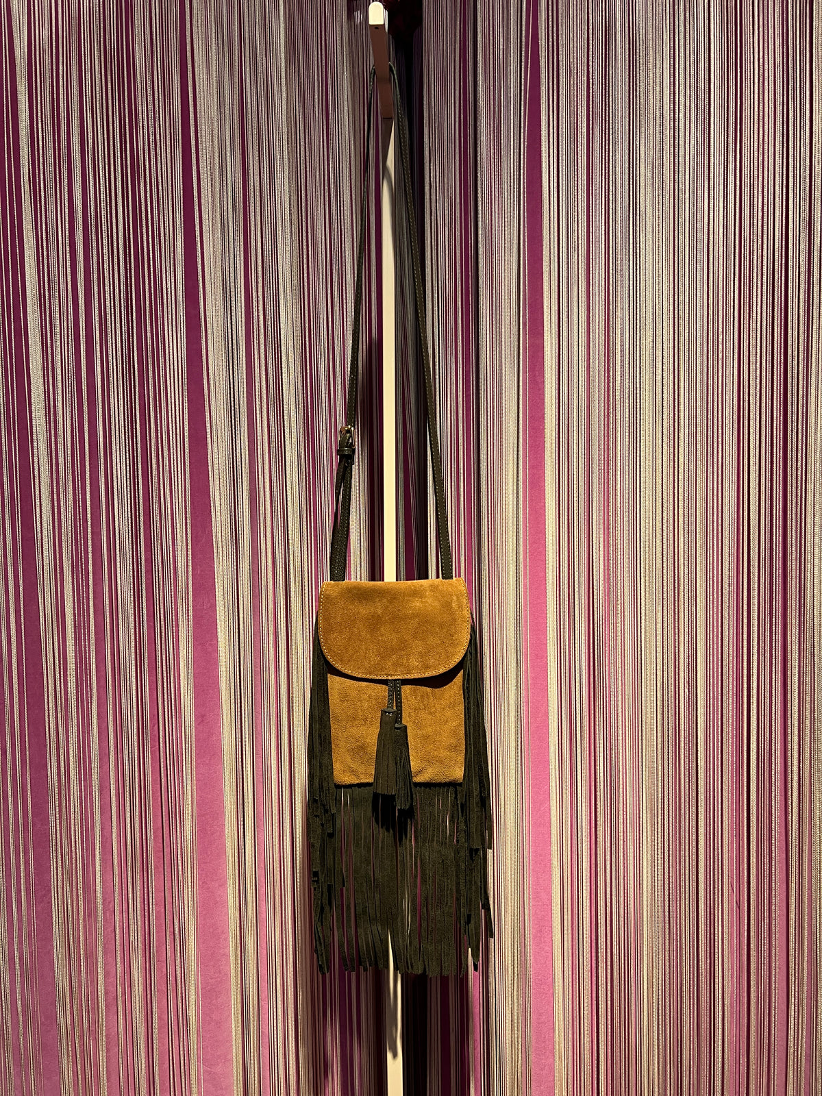 Love & roses borsa tracollina TEXAS in suede con frange ,nappina e mini  pochette, colore cognac