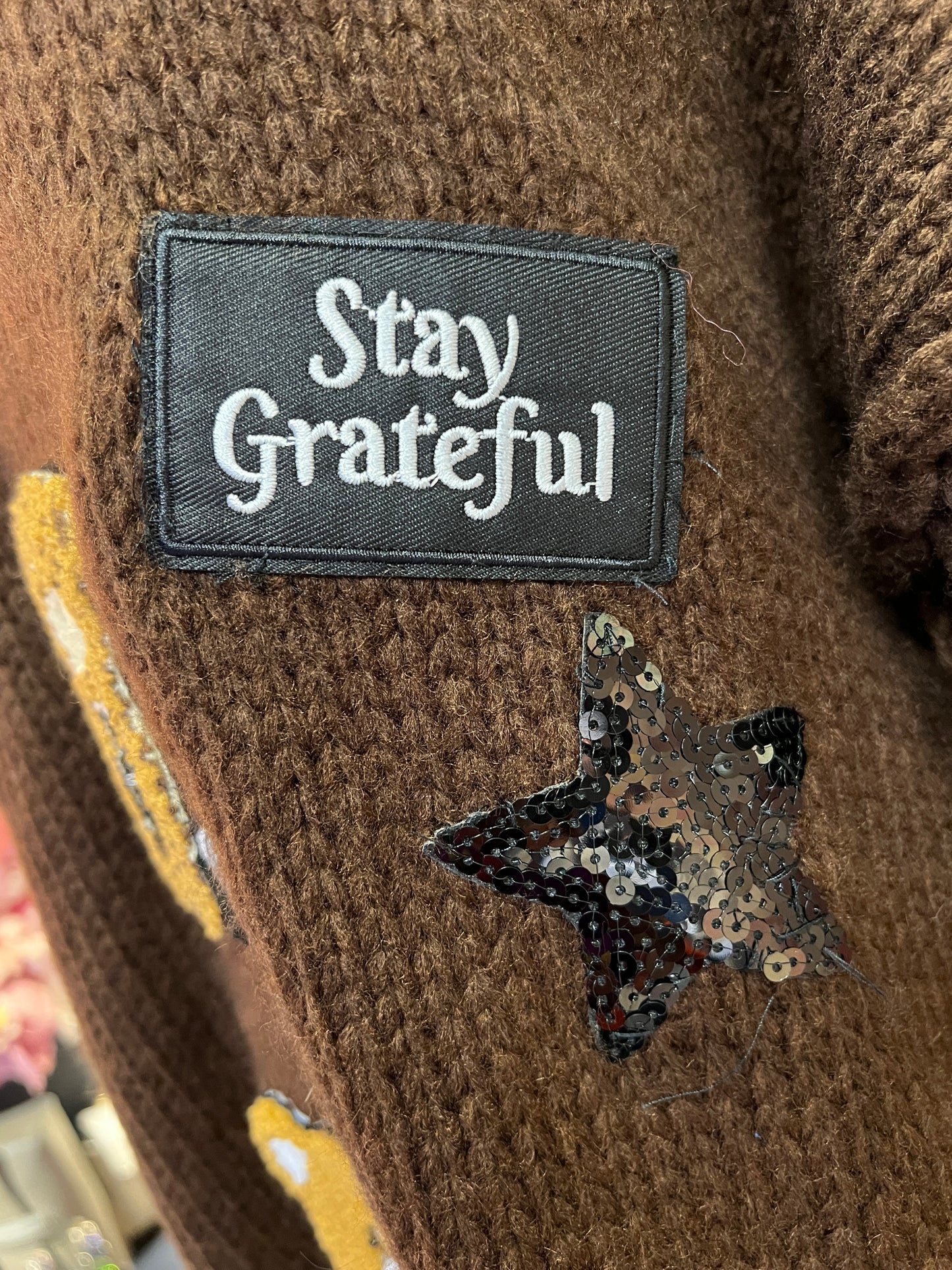 ABpink 🩷maglia over cioccolato con profili grigi , patch teddy , patch ramage ricamato e patch cristalli e paillettes