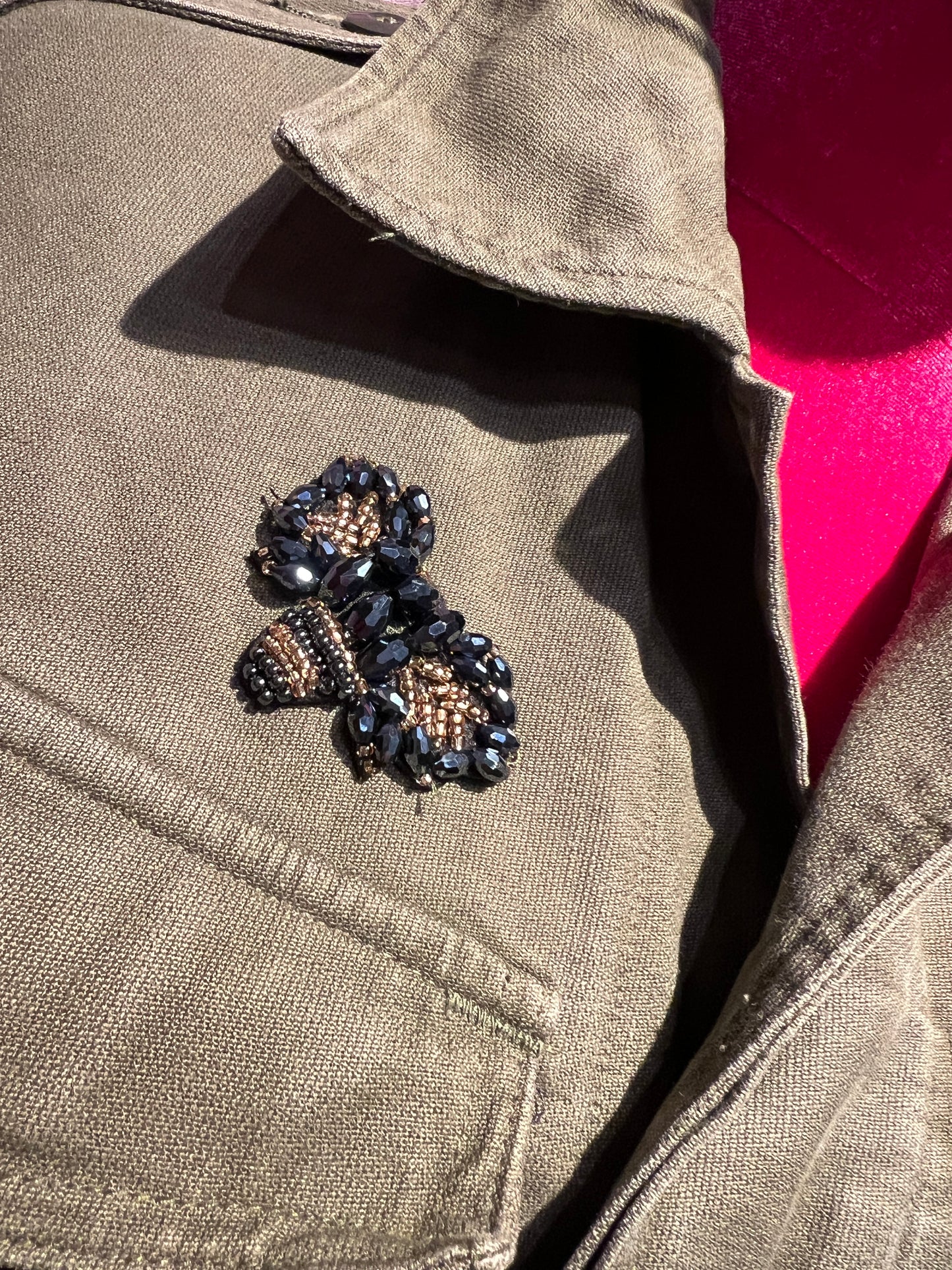 ABpink 🩷 la verdina , giacca militare con patch api perline blu e tessuto GG