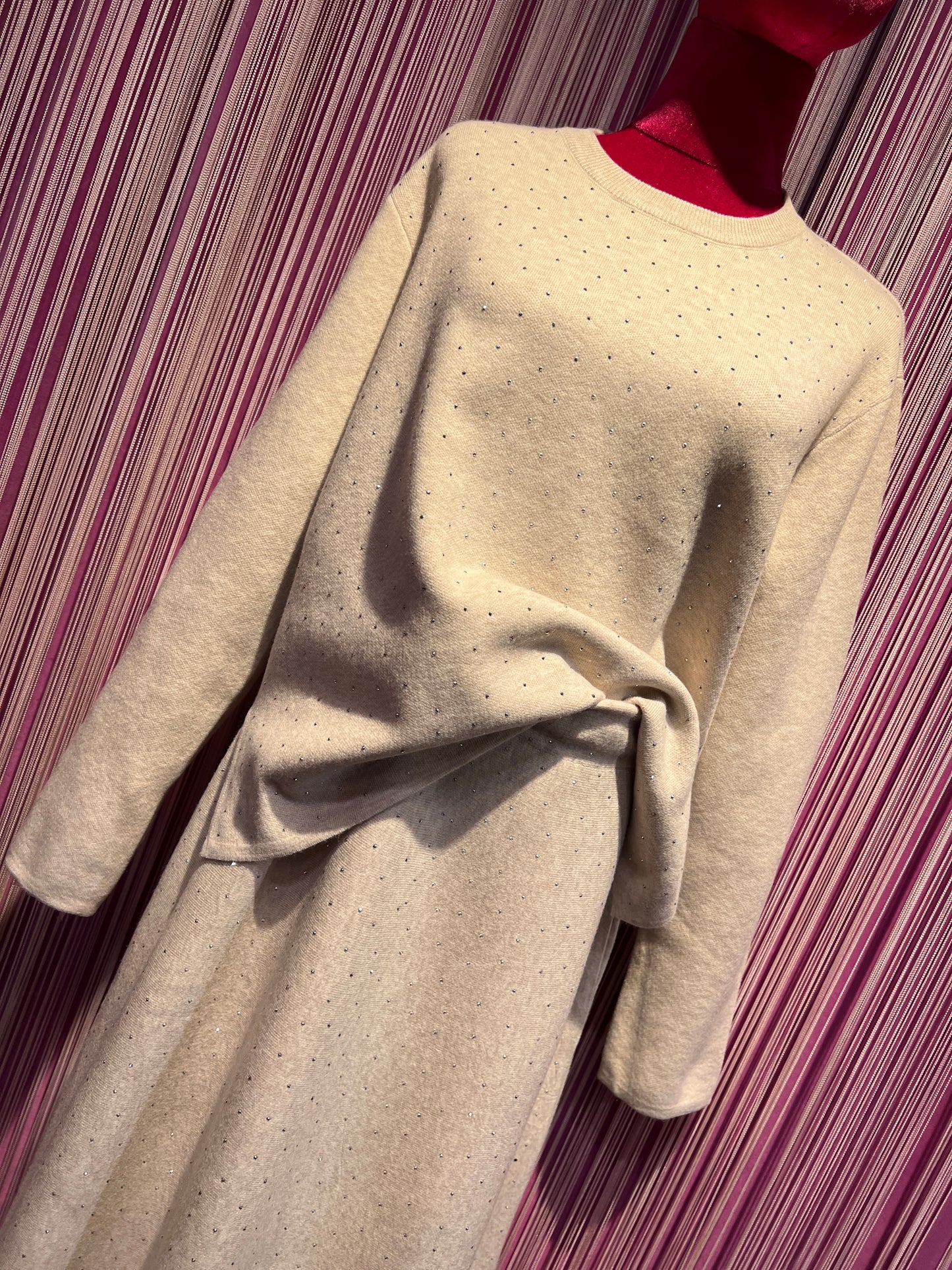 The room completo nocciola beige con decorazioni micro cristalli maglia e gonna lunga svasata con elastico in vita