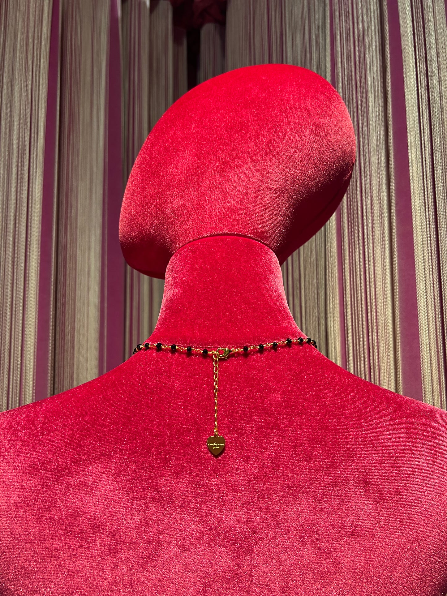 Principessa glam collana girocollo perline nere con charms immagini sacre