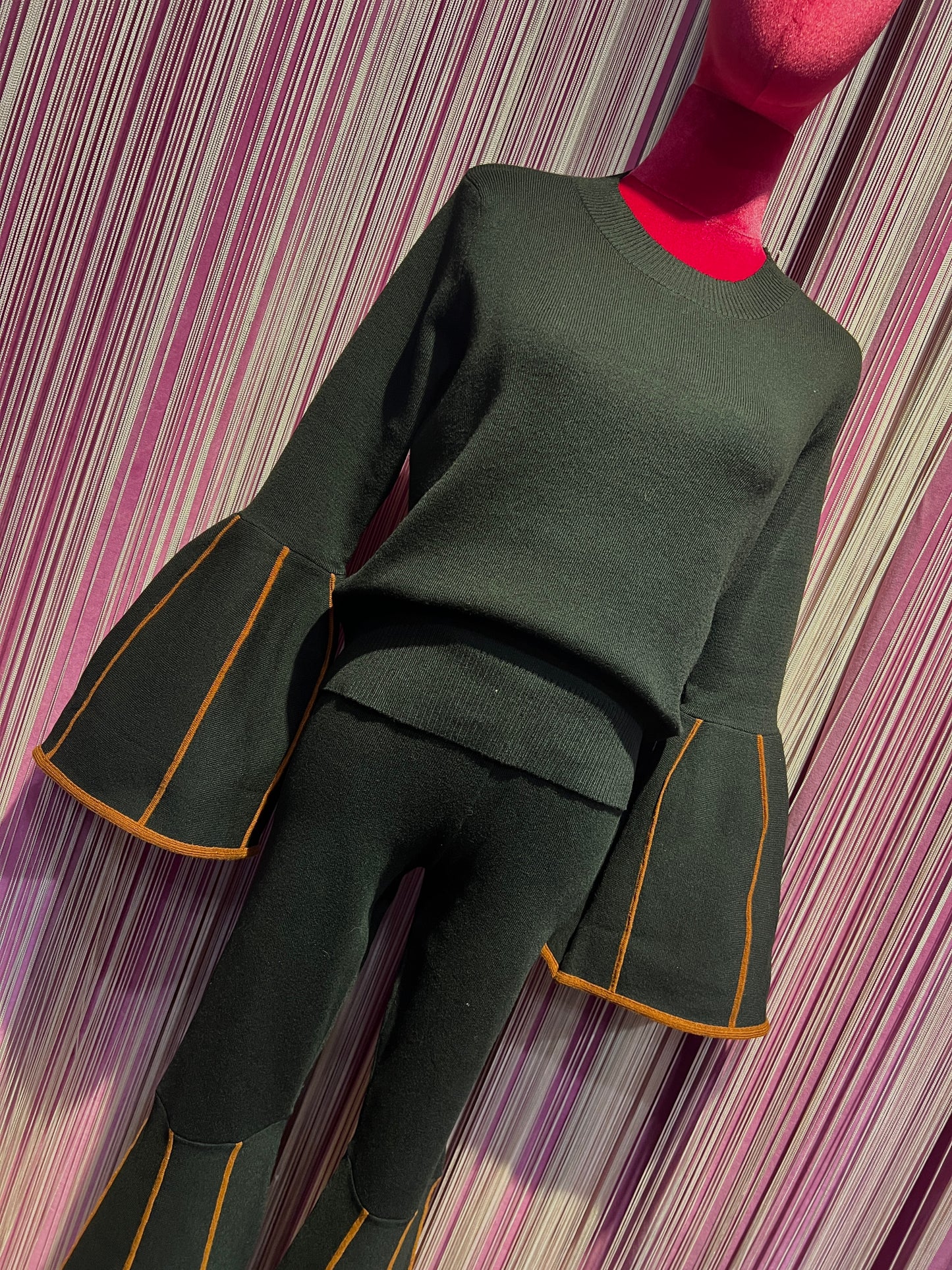 Amosa completo in maglia  , maglia maniche a campana , pantalone a zampa  elastico in vita
