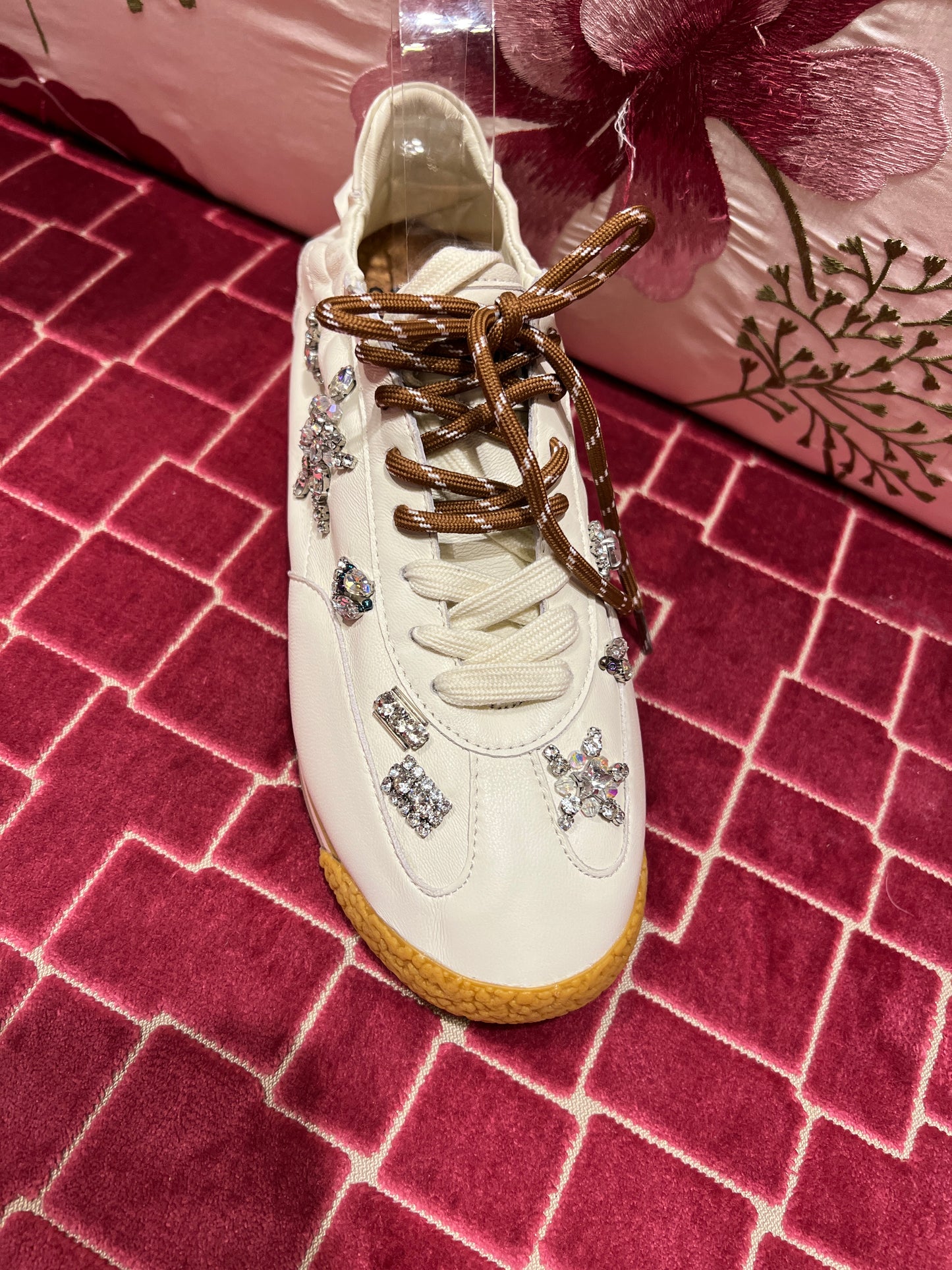 Nan-Ku sconto -30% sneaker di pelle ghiaccio con applicazioni stelle strass