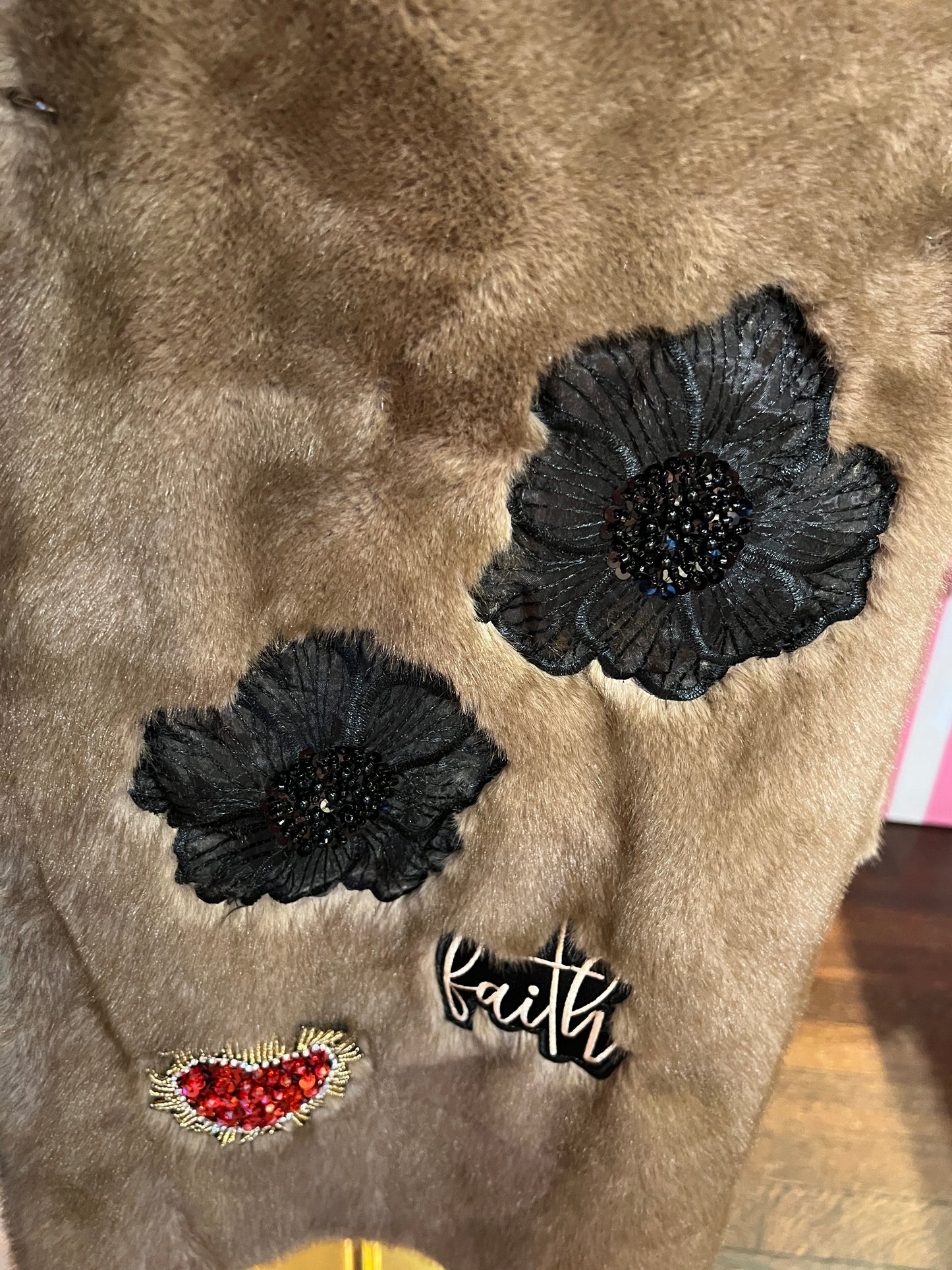 Abpink🩷 eco visone miele con patch Topolino cuore sacro