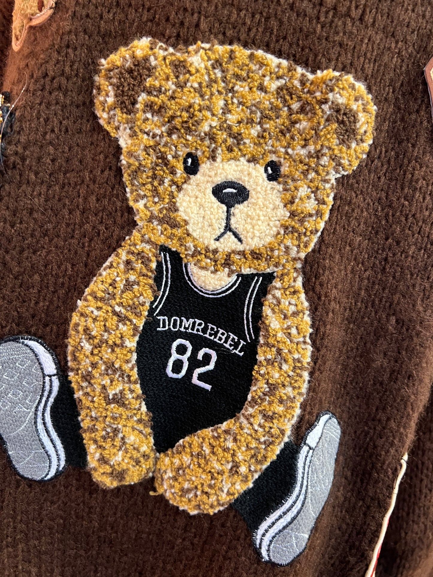 ABpink 🩷 maglia over cioccolato con profili grigi con pacht teddy e cuori sacri perline