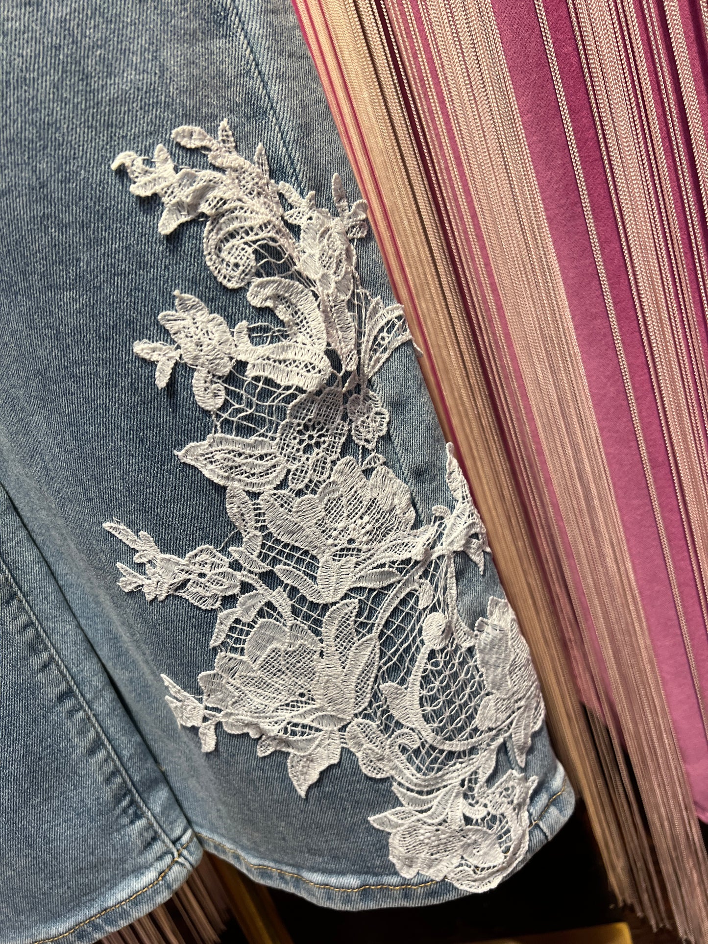 Love & roses jeans zampa con pizzo bianco