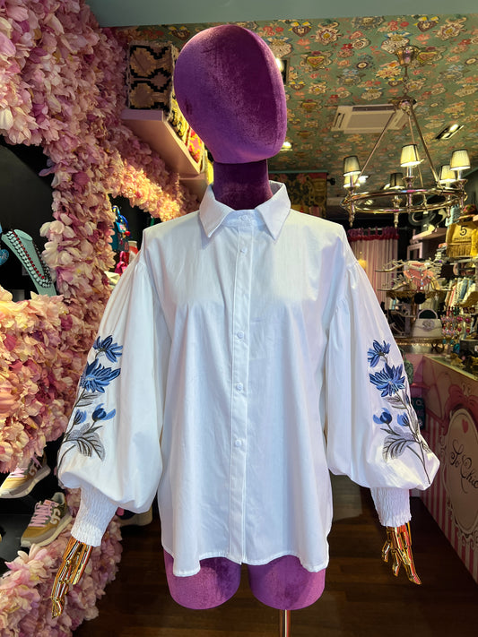 Mon amour Paris camicia cotone bianca con ricami azzurri e blu su maniche ampie