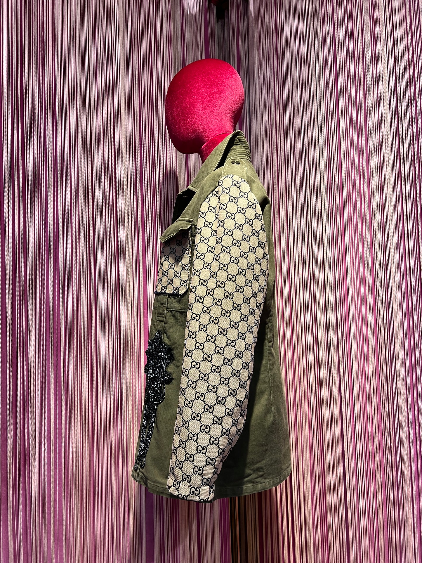 ABpink 🩷 la verdina , giacca militare con patch api perline blu e tessuto GG