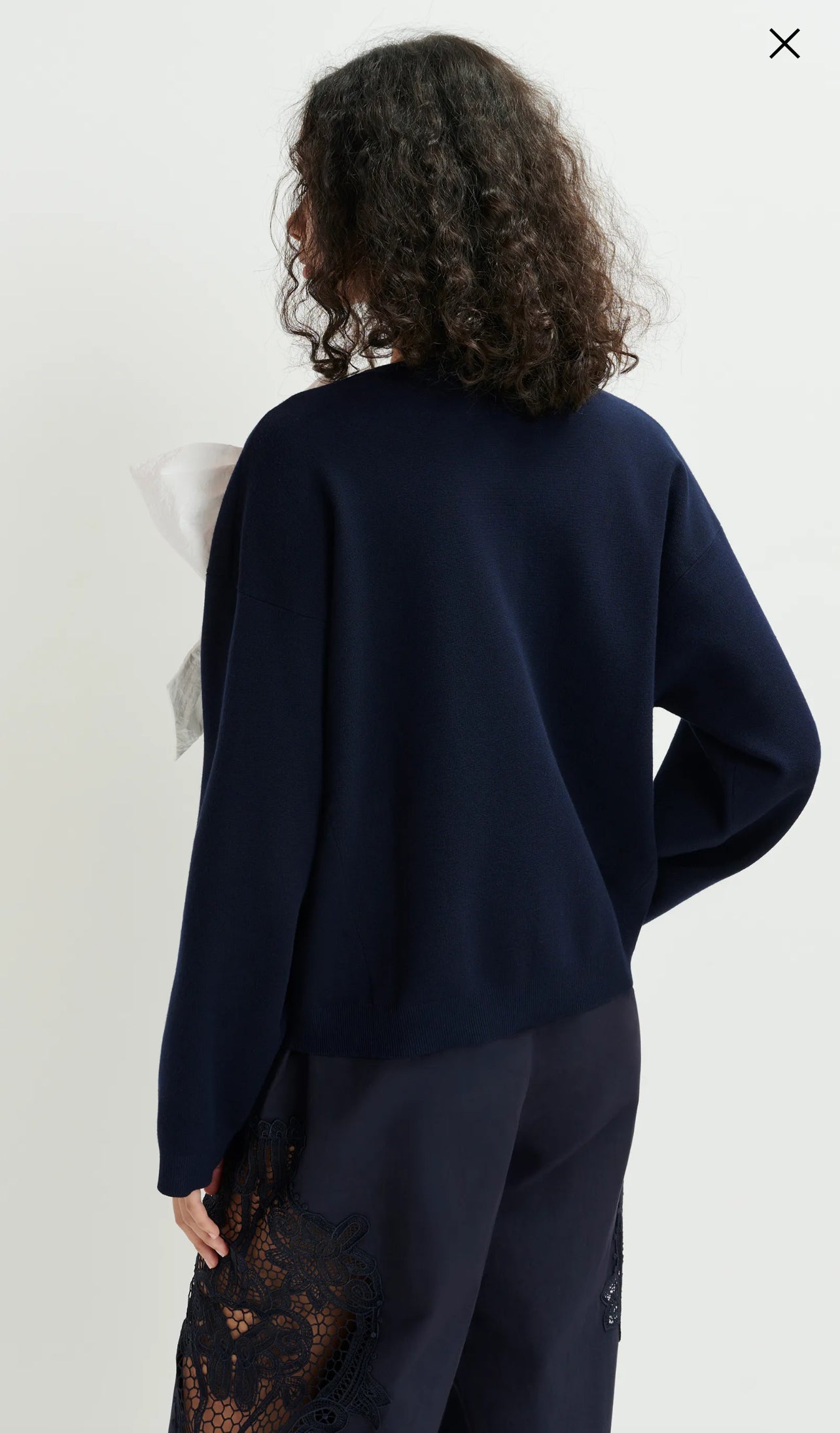 Essentiel antwerp pullover blu e bianco con fiocco rimovibile