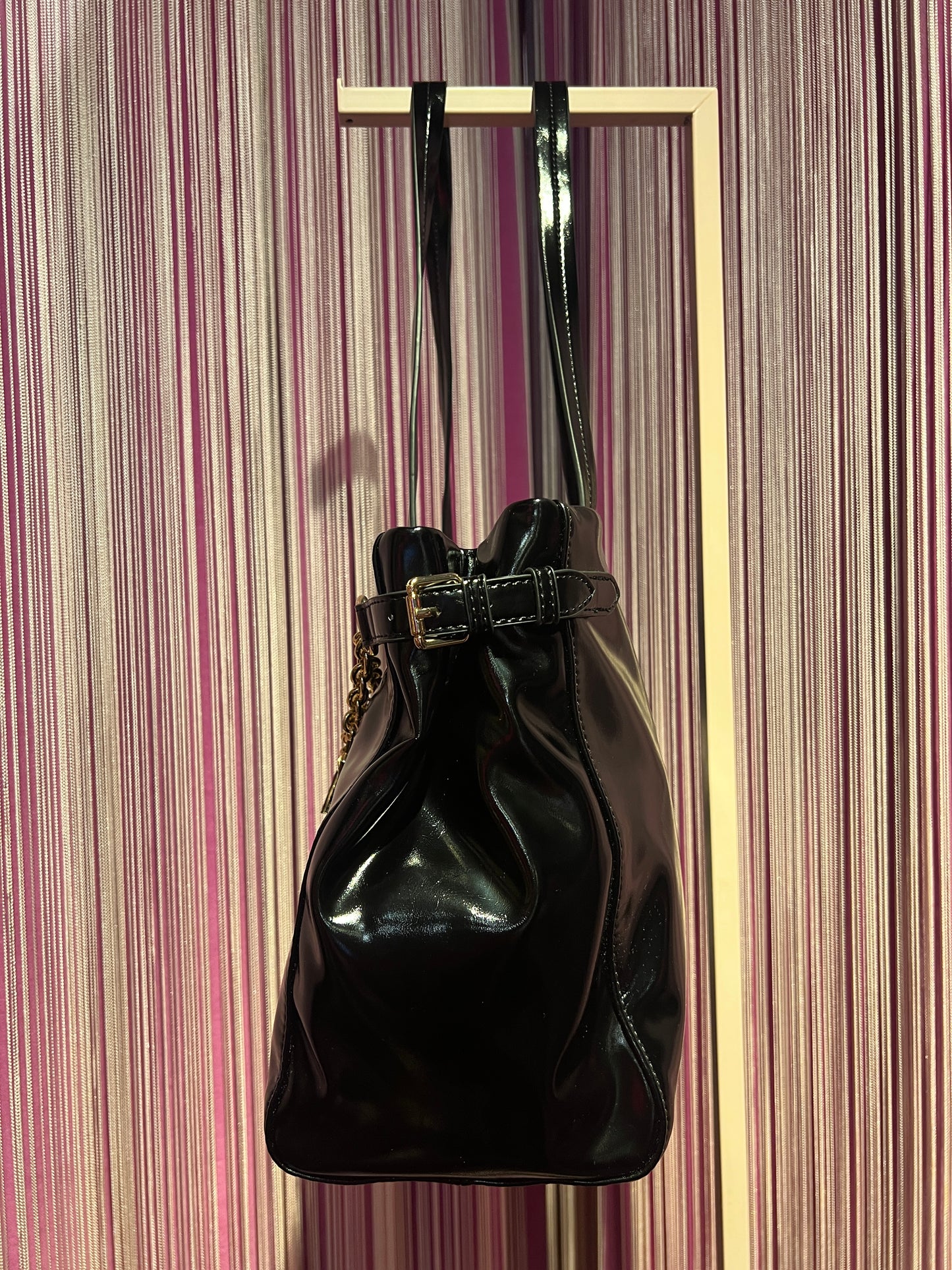 Rue Madam Paris borsa shopping ecopelle nera due manici con catene oro e charms