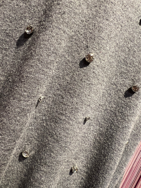 The room maglia over grigio chiaro collo alto ampio e decorazioni cristalli