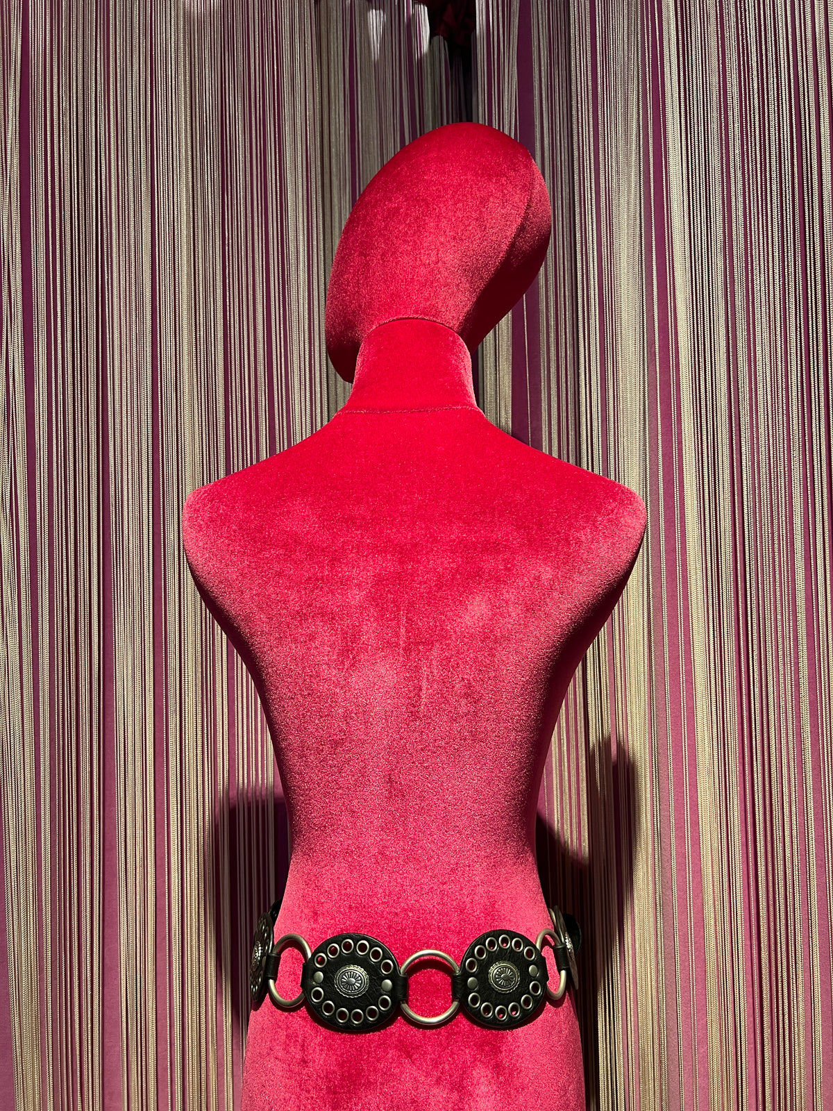 Love & roses cintura in ecopelle nera con fibbia ,dettagli circolari  metallo e borchie