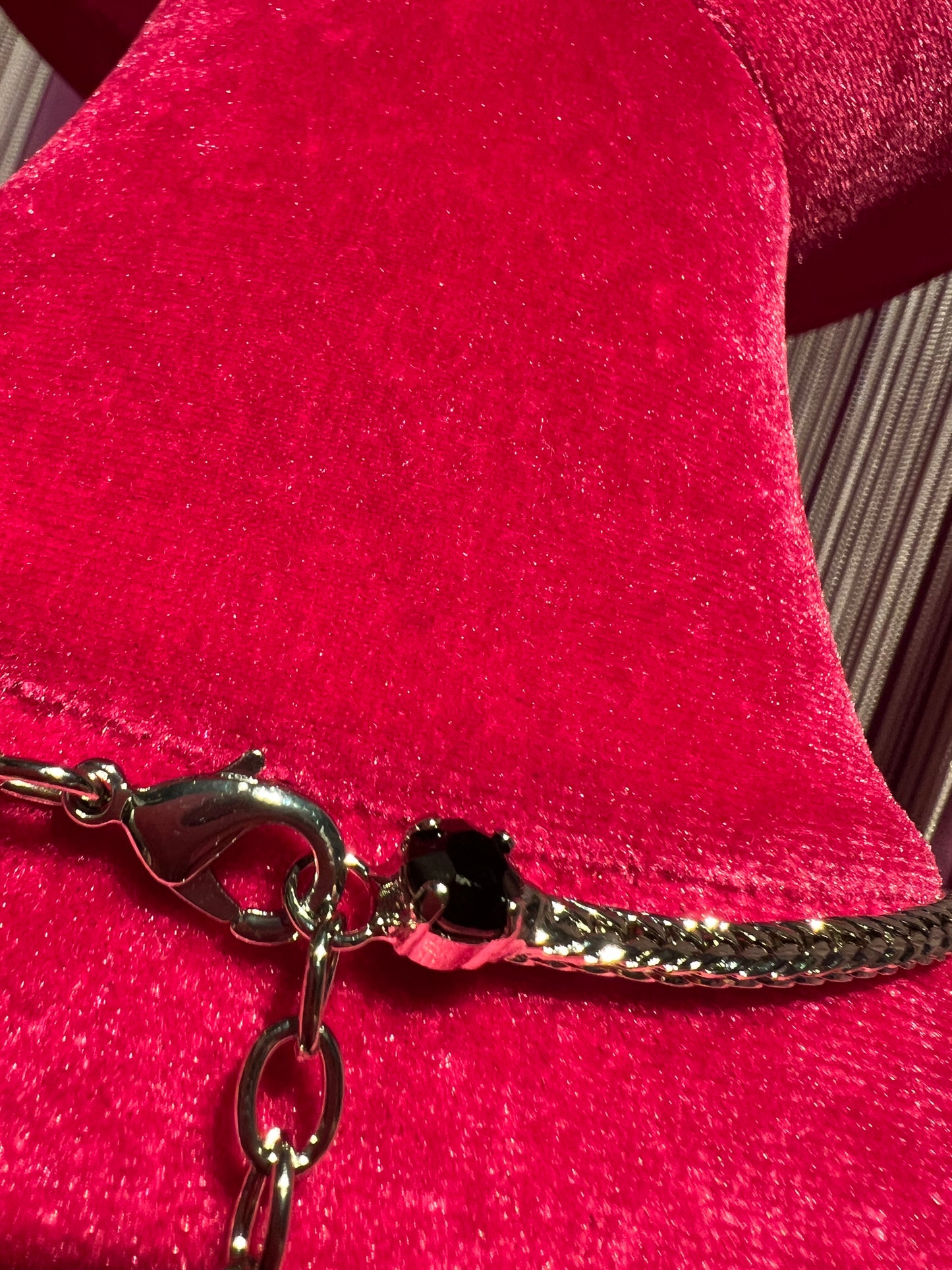 Collana girocollo argentato con cristalli rettangolari neri circondati da baguette