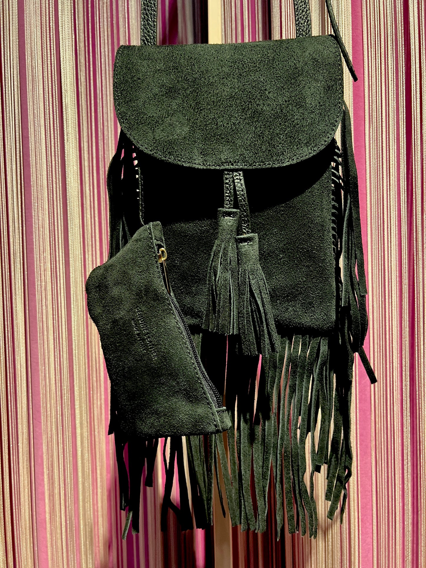 Love & roses borsa tracollina in suede con frange, nappina e mini pochette, colore nero